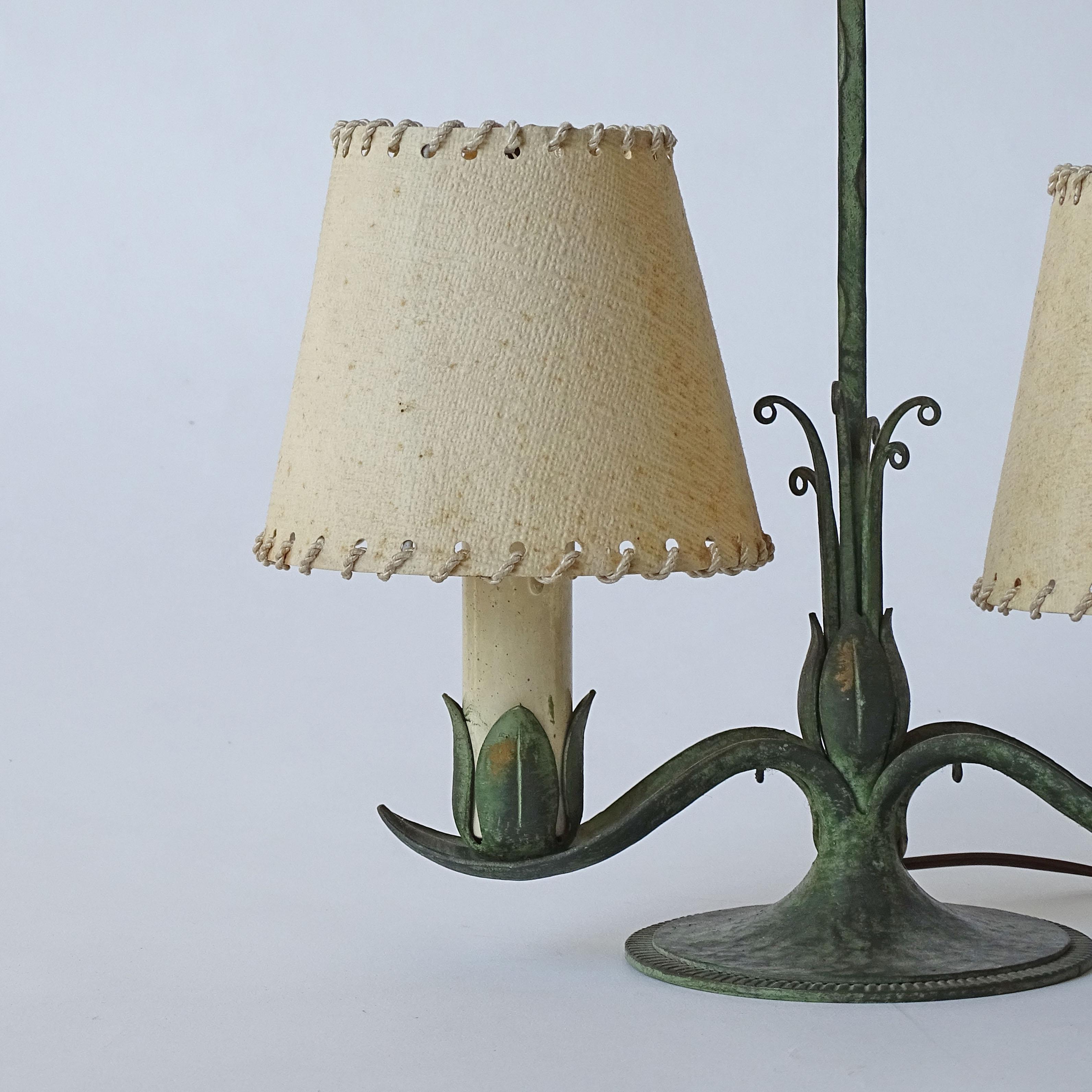 Italian 1940s Portable Wrought Iron Table Lamp In Good Condition For Sale In Milan, IT