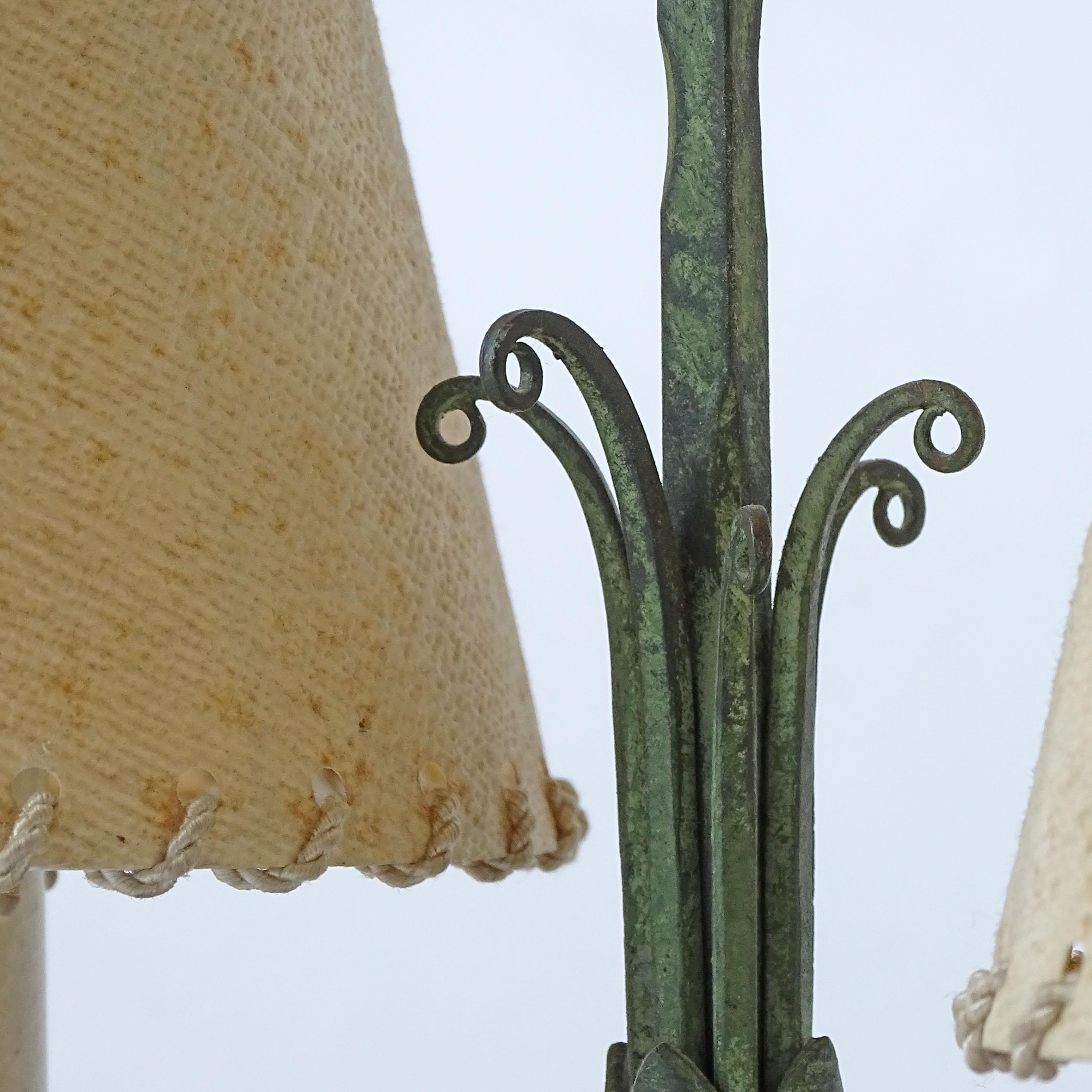 Milieu du XXe siècle Lampe de table portative italienne en fer forgé des années 1940 en vente