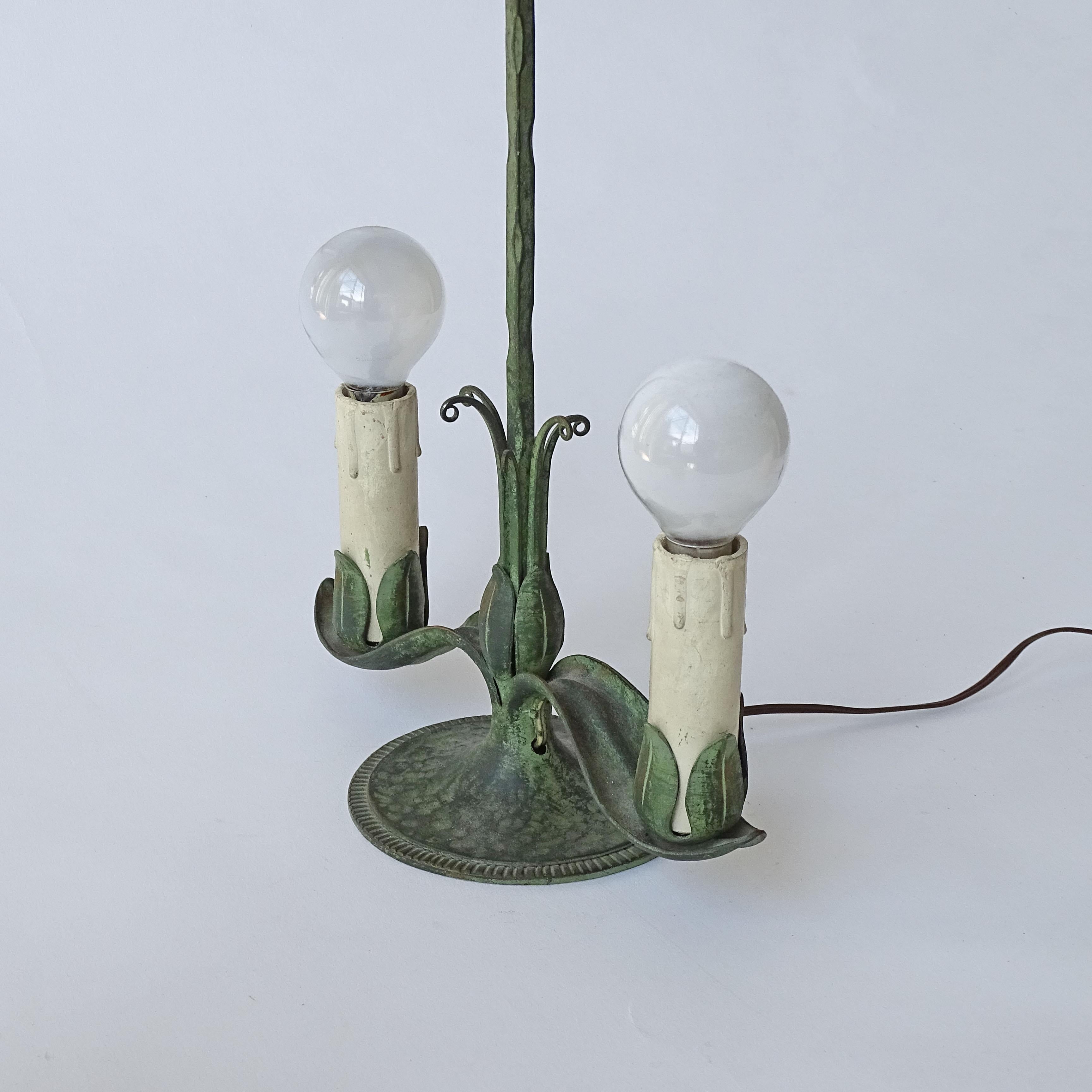 Fer forgé Lampe de table portative italienne en fer forgé des années 1940 en vente