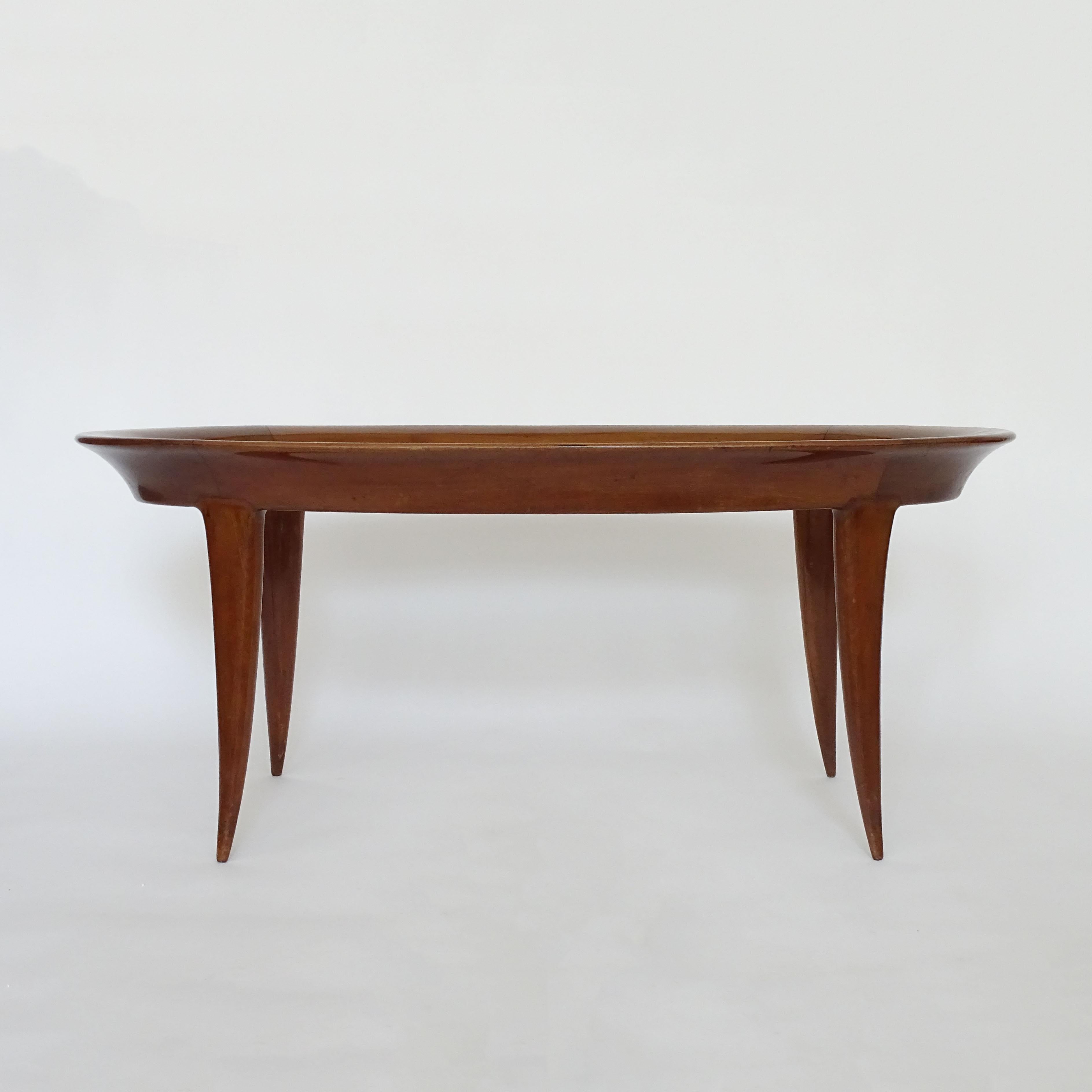 Beautiful Italian 1940s sculptural oval coffee table attributed to Fontana Arte.
The outer wood frame is 10 cm of curved wood, beautifully executed with outer going curved legs.
A real stunner.

