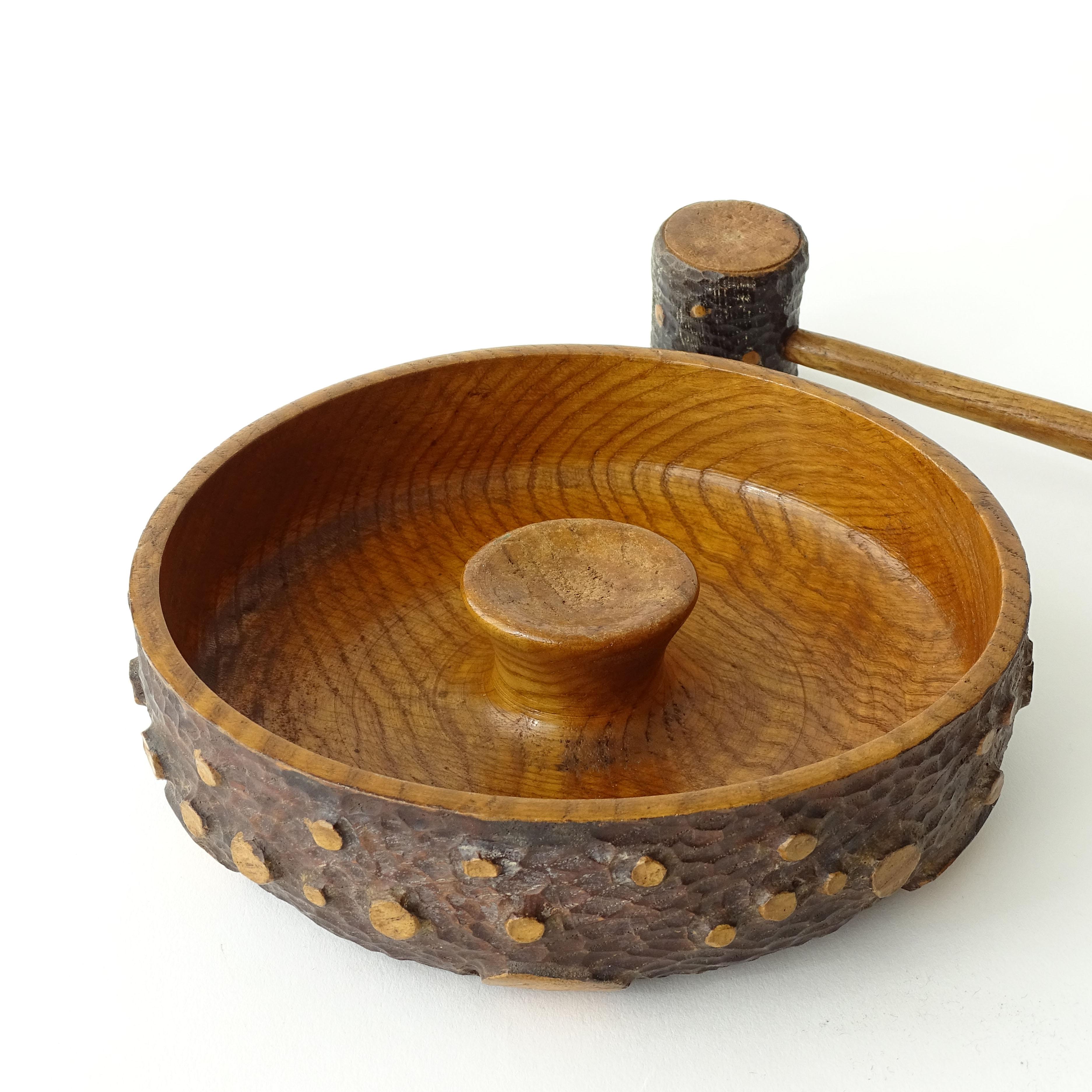 Metà XX secolo Schiaccianoci in legno scolpito italiano degli anni '40 con martello in vendita