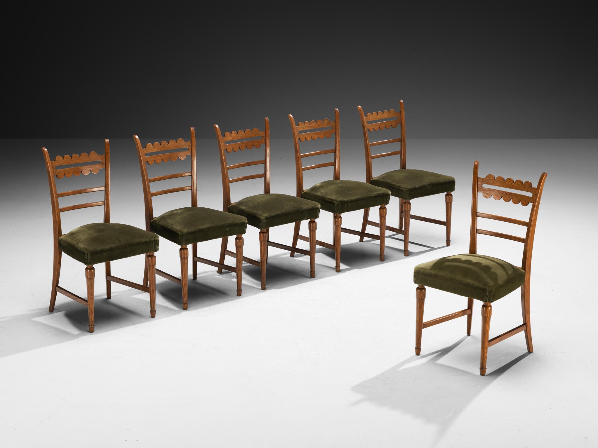 Set of six dining chairs, solid oak, velvet, Italy, 1940s

A charming set of dining chairs made in Italy and dating back to the 1940s. The backrest of this design is where its character really comes alive. It is made up of three horizontal slats,