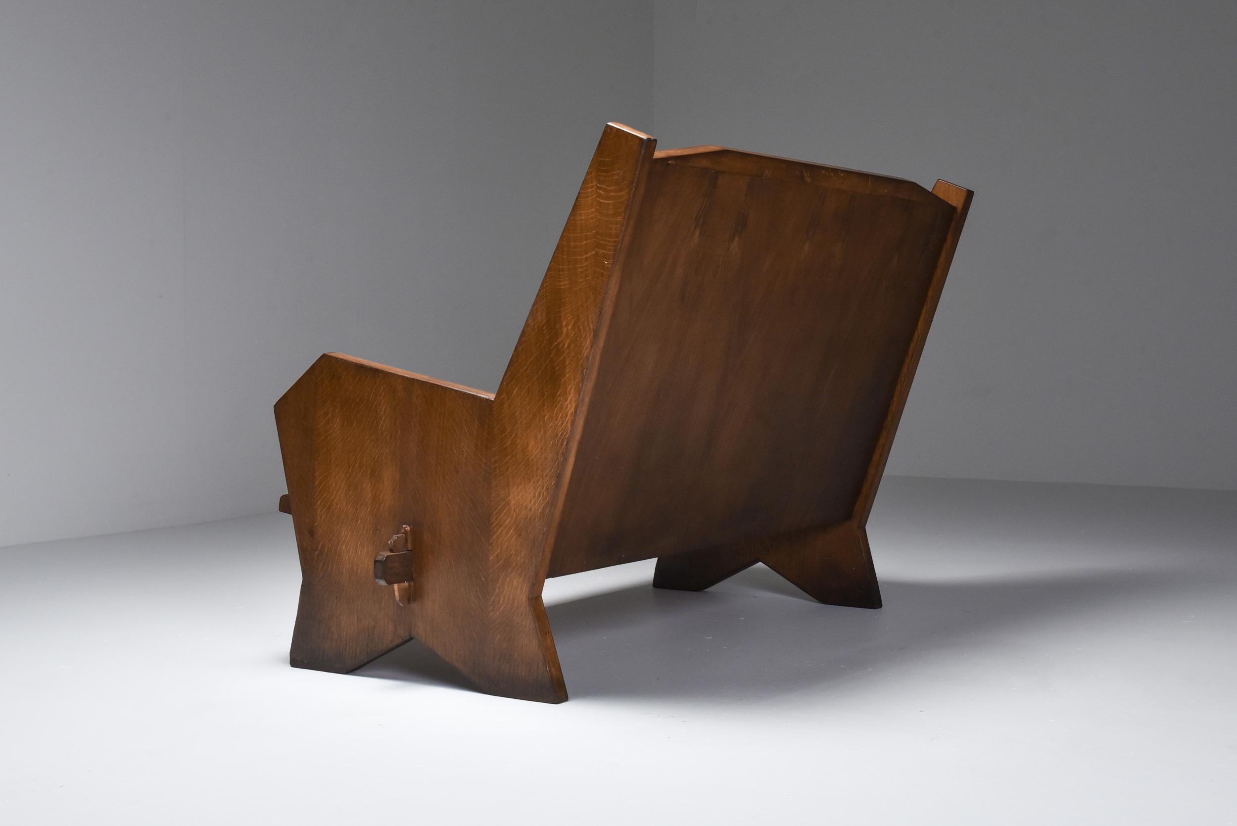 Rustikal modern, Art Deco Stil, kubistischer Sessel, Italien, 1940er Jahre

Die handwerklichen Verbindungen verleihen diesen Art-Déco-Stühlen eine sehr rustikale Ausstrahlung.
Was eigentlich ein Stilkonflikt sein sollte, ist eine himmlische