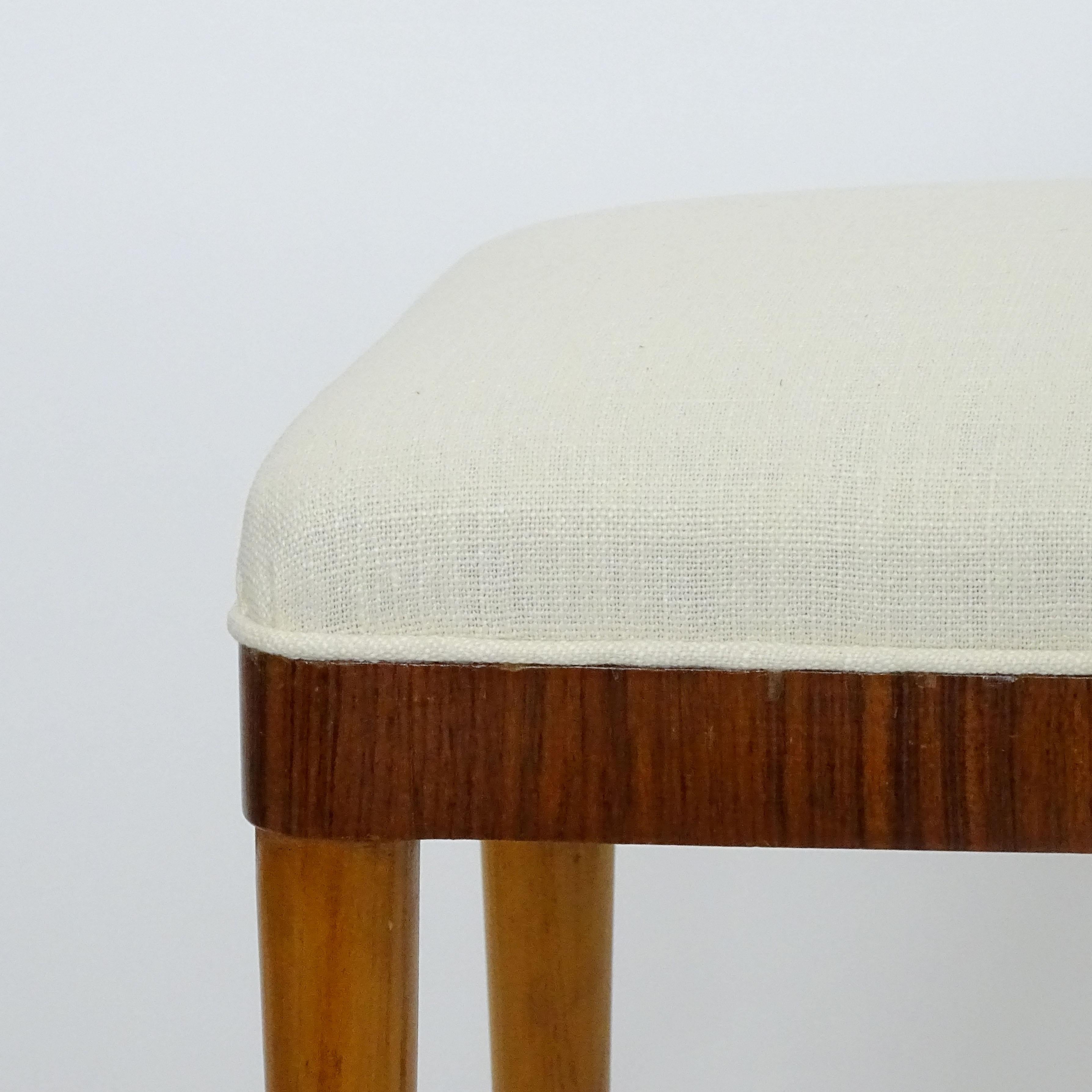 Mid-Century moderno Sgabello singolo italiano degli anni '40 in due finiture Wood e lino bianco in vendita
