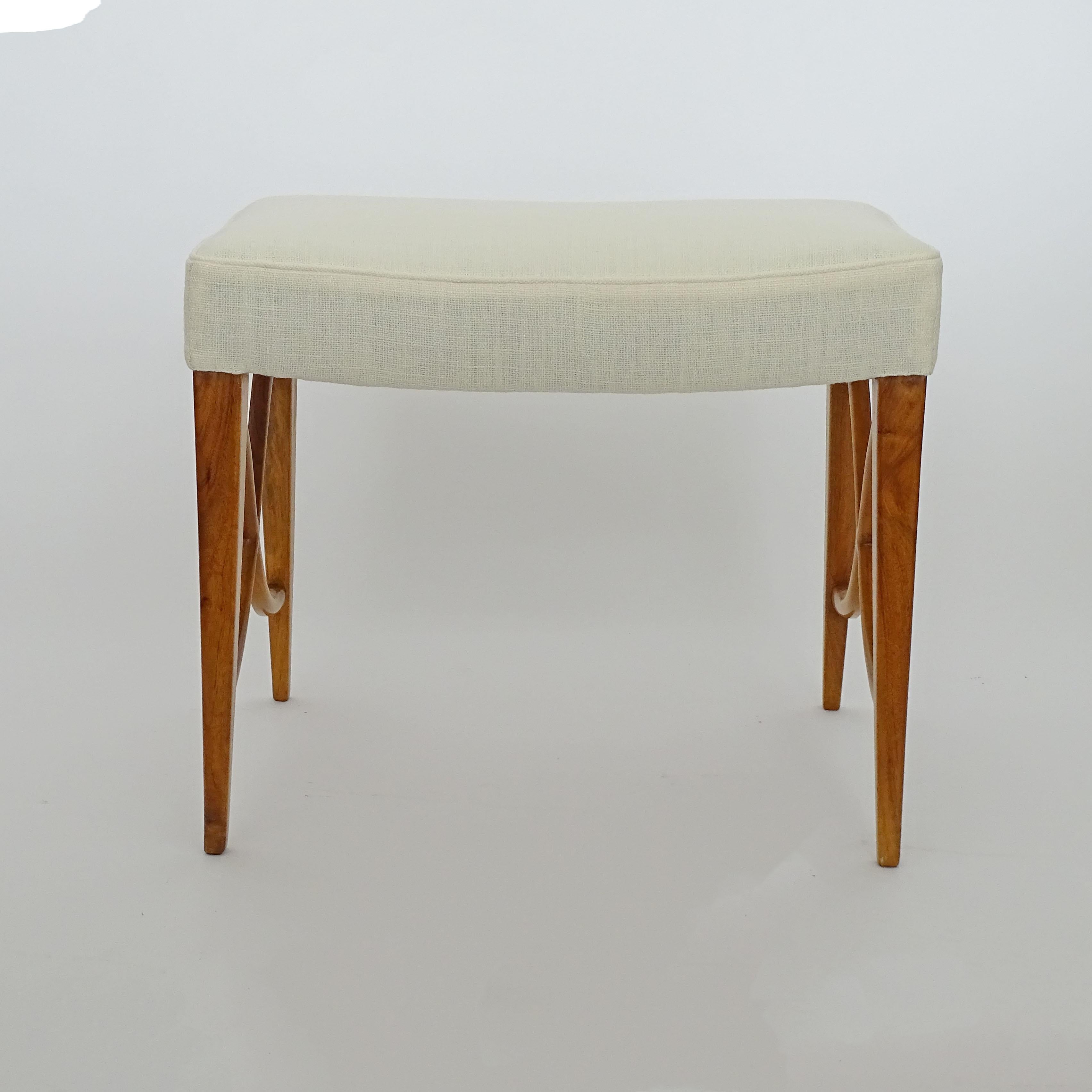 Italienischer Einzelhocker aus Holz und weißem Leinen aus den 1940er Jahren im Zustand „Hervorragend“ im Angebot in Milan, IT