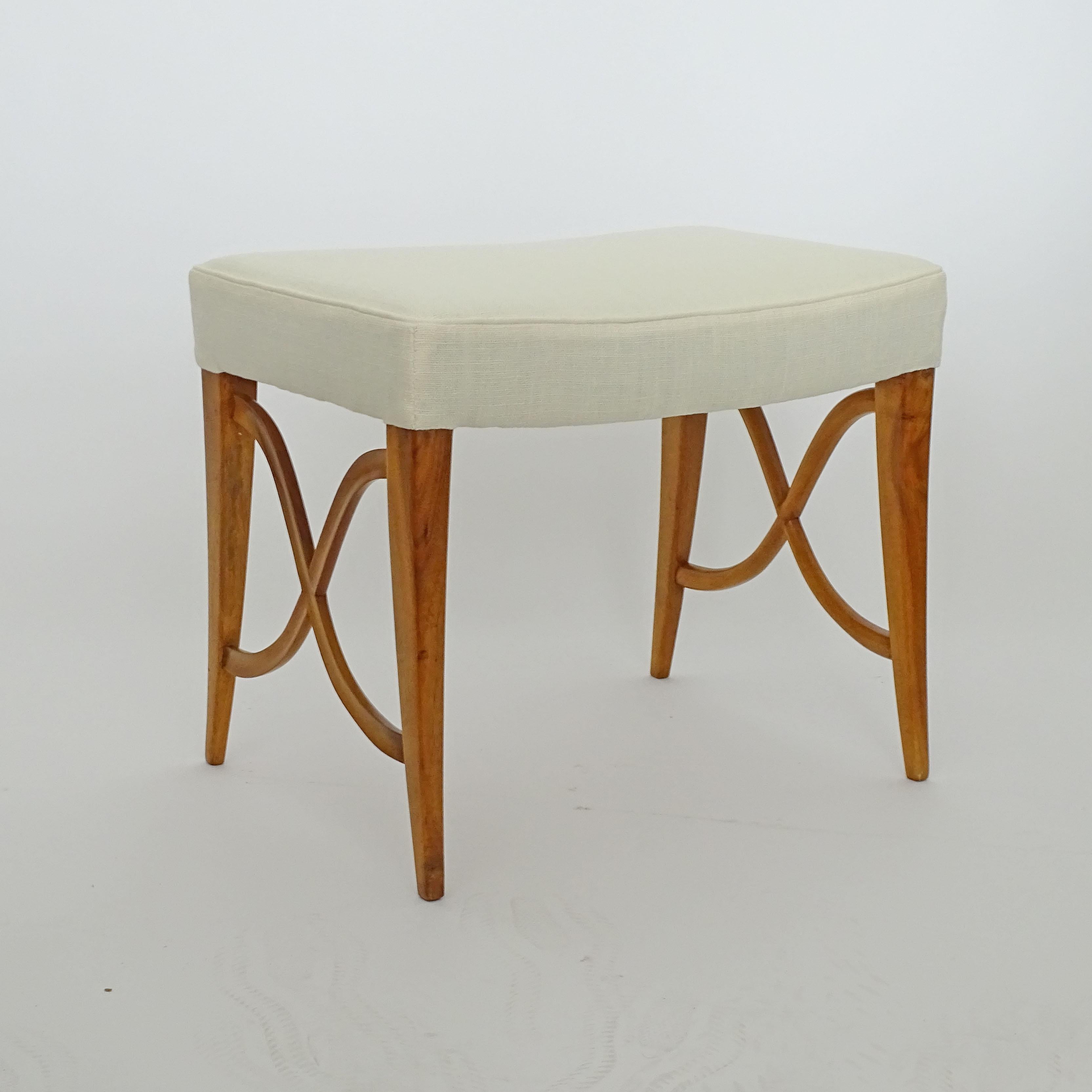 Italienischer Einzelhocker aus Holz und weißem Leinen aus den 1940er Jahren (Mitte des 20. Jahrhunderts) im Angebot