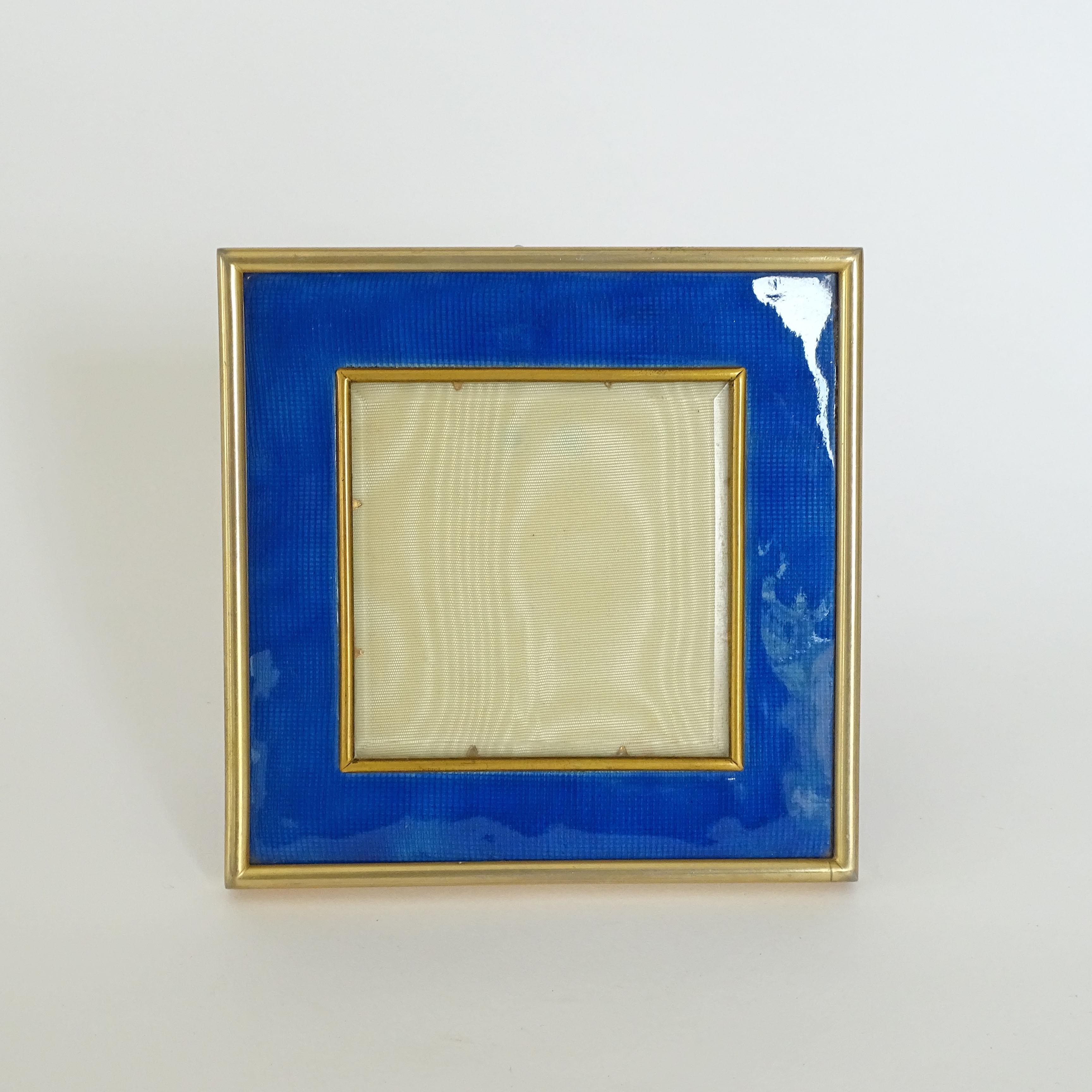 Precious small desk photo frame in a gold metal and brilliant blue enamel.
Italy 1940s
