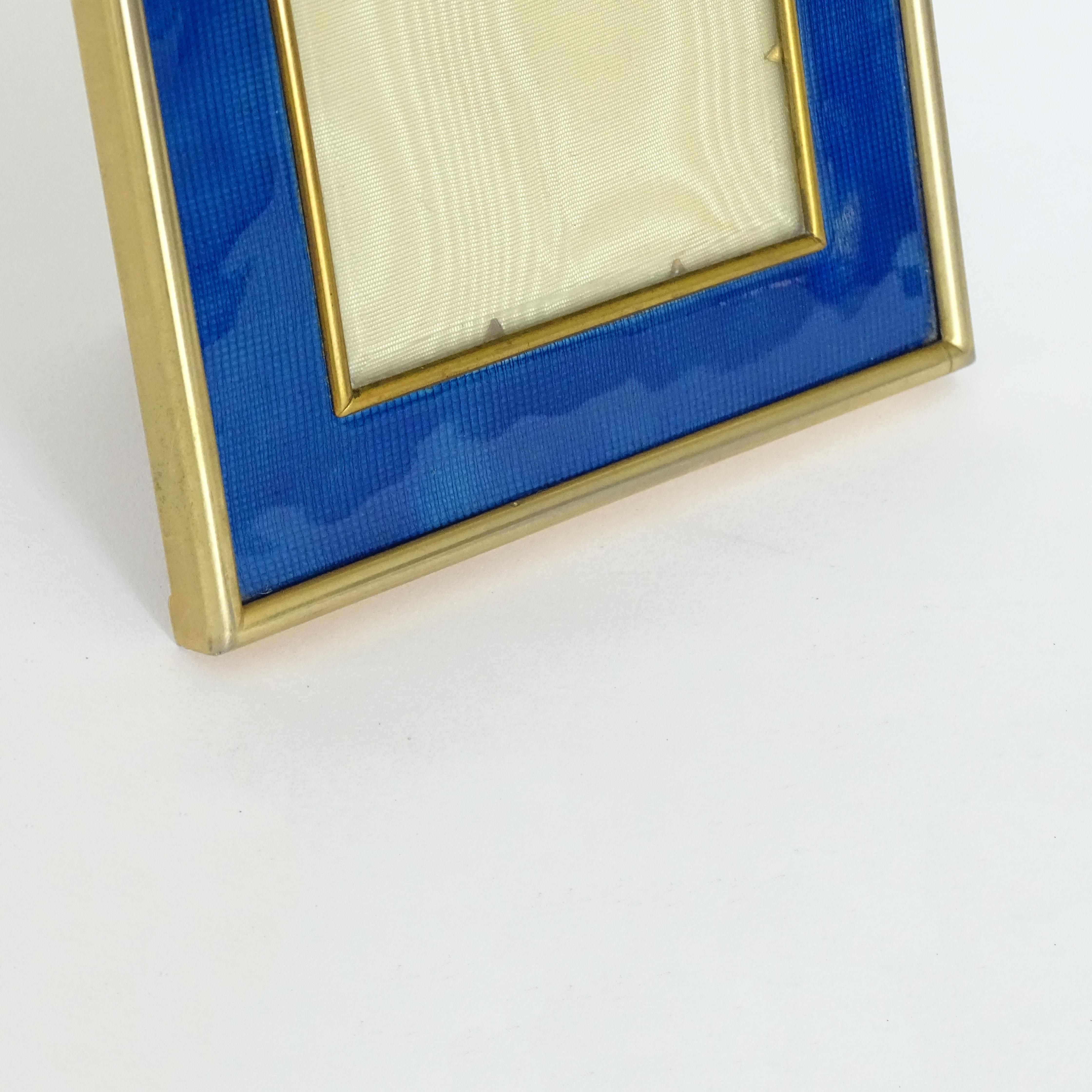 Milieu du XXe siècle Petit cadre de table italien des années 1940 en métal doré et émail bleu en vente