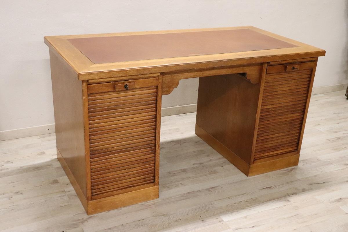 Italian 1940s Solid Oak Wood Writing Desk with Shutter Doors In Good Condition For Sale In Casale Monferrato, IT