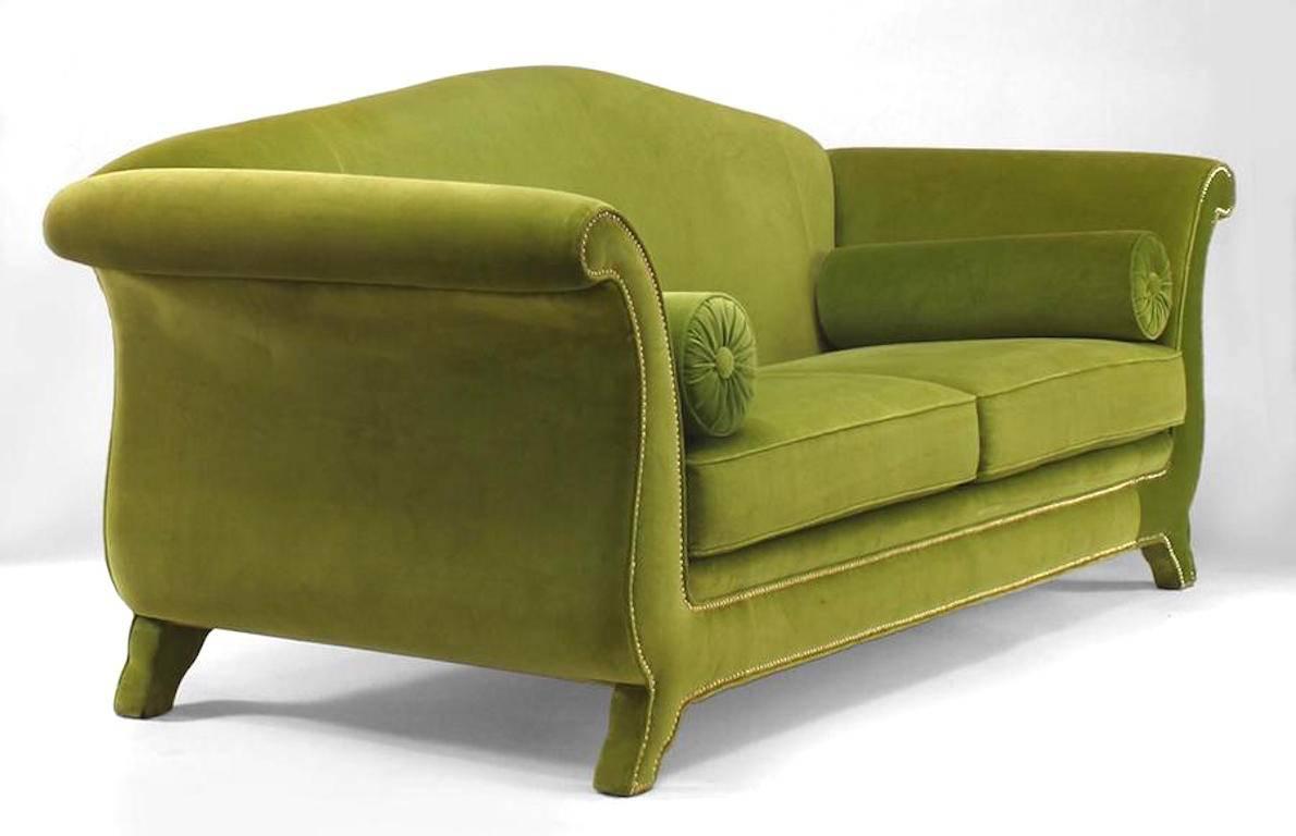 Divano di grandi dimensioni in stile italiano anni '40 (moderno) con schienale a cammello e braccioli a sbalzo rivestiti in velluto verde chiaro con 2 grandi cuscini di seduta e 2 imbottiture
