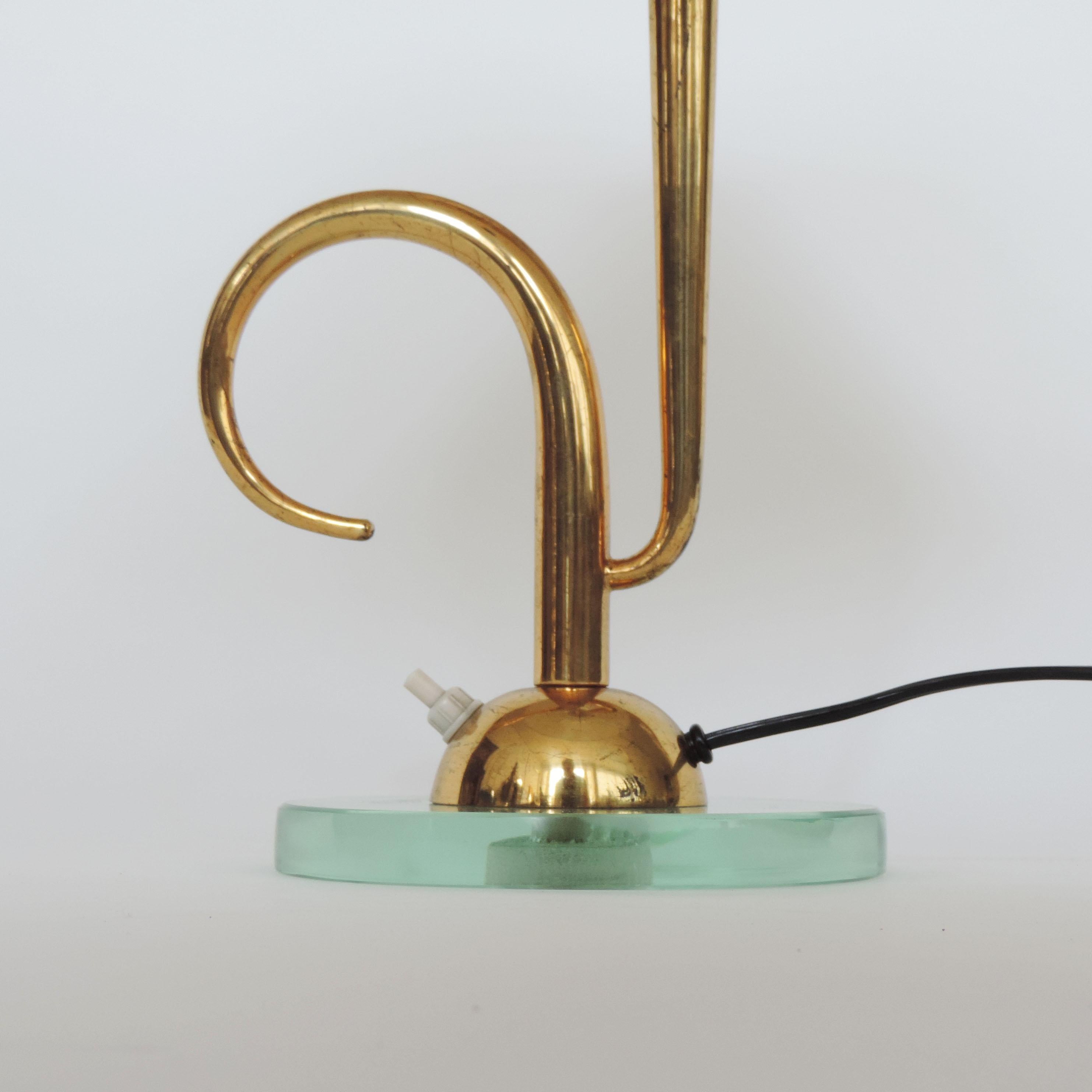 Italienische Tischlampe aus Glas und Messing aus den 1940er Jahren.
Die Höhe wird ohne Lampenschirm gemessen.
