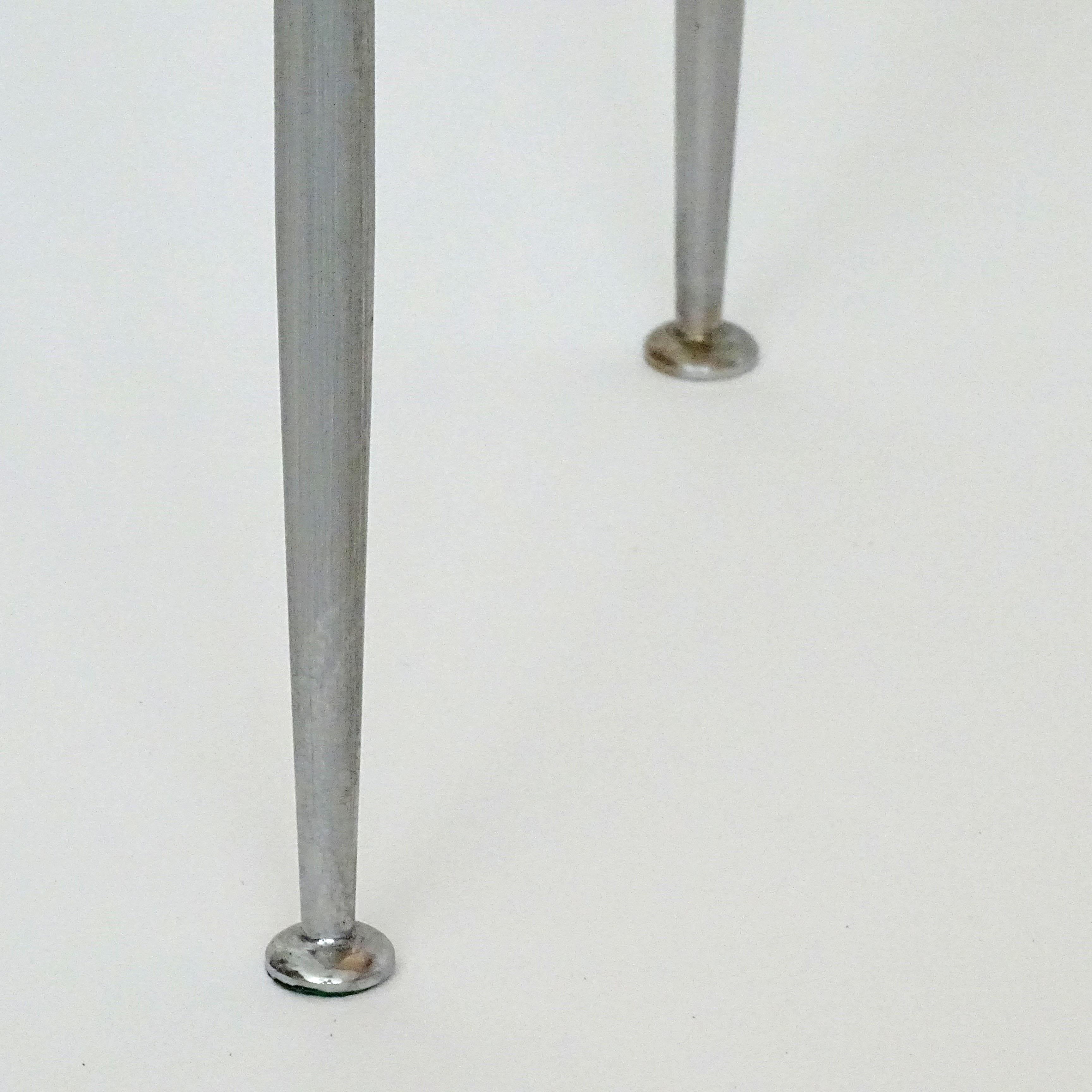 Milieu du XXe siècle Table d'appoint italienne des années 1940 pour salle de bains en chrome et verre rosé antique en vente