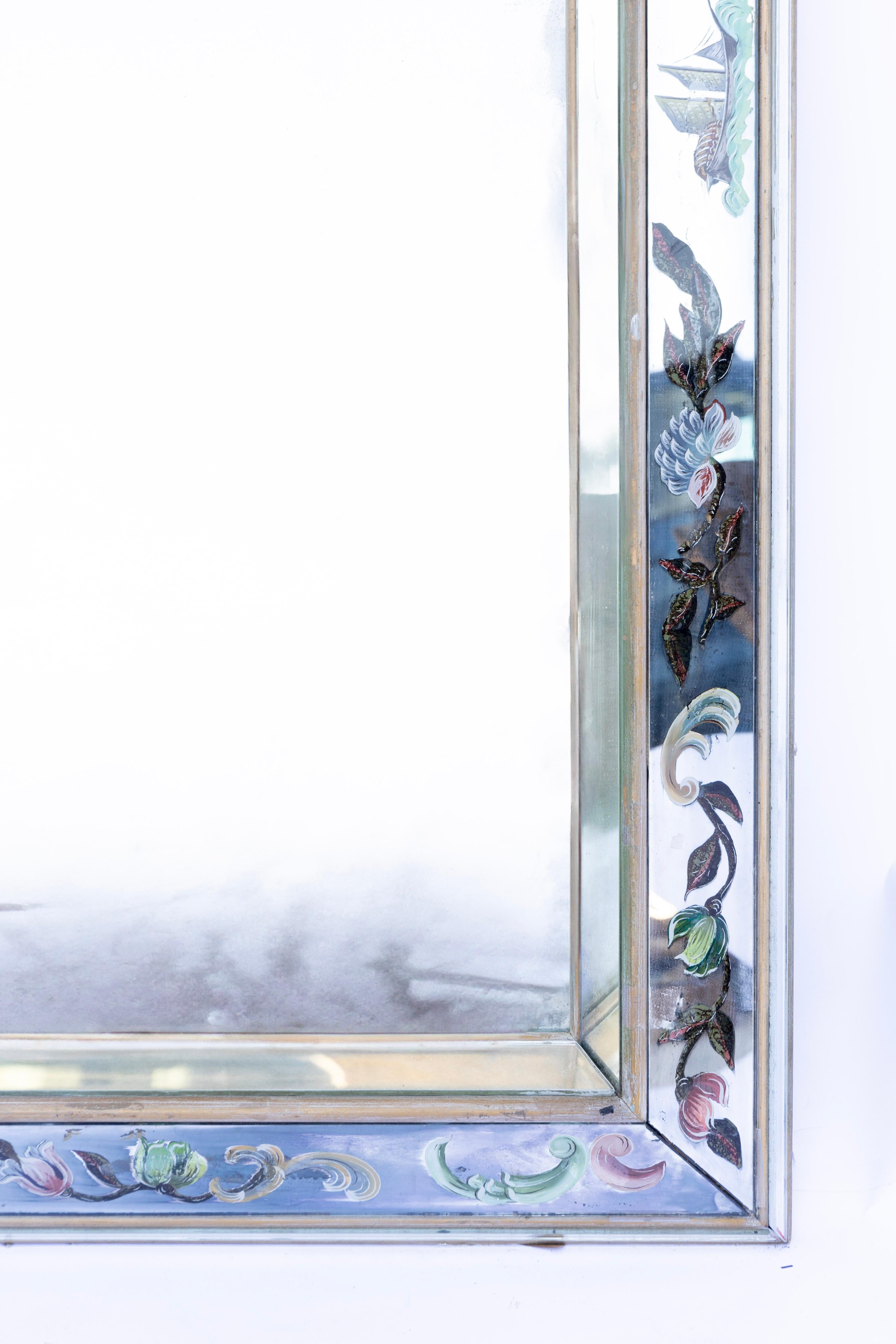Magnifique miroir italien en verre églomisé peint à l'envers, avec argenture d'origine.  La verrerie églomisée est un terme français qui désigne le processus d'application d'un motif et d'une dorure sur la face arrière du verre. Le miroir est garni