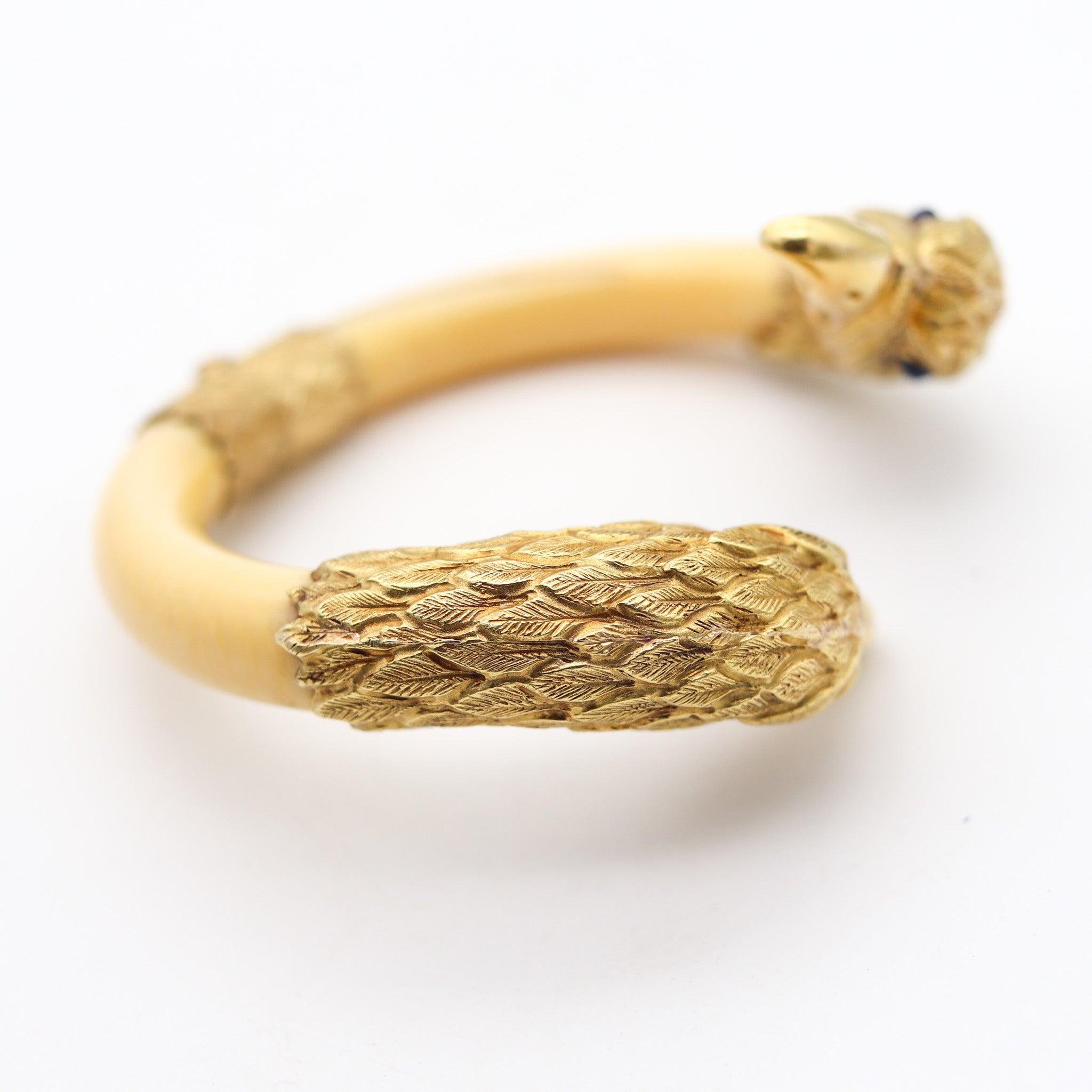 ITALIAN 1950 Eagles Retro Modernist Bracelet In 18Kt Yellow Gold With Sapphires For Sale 5