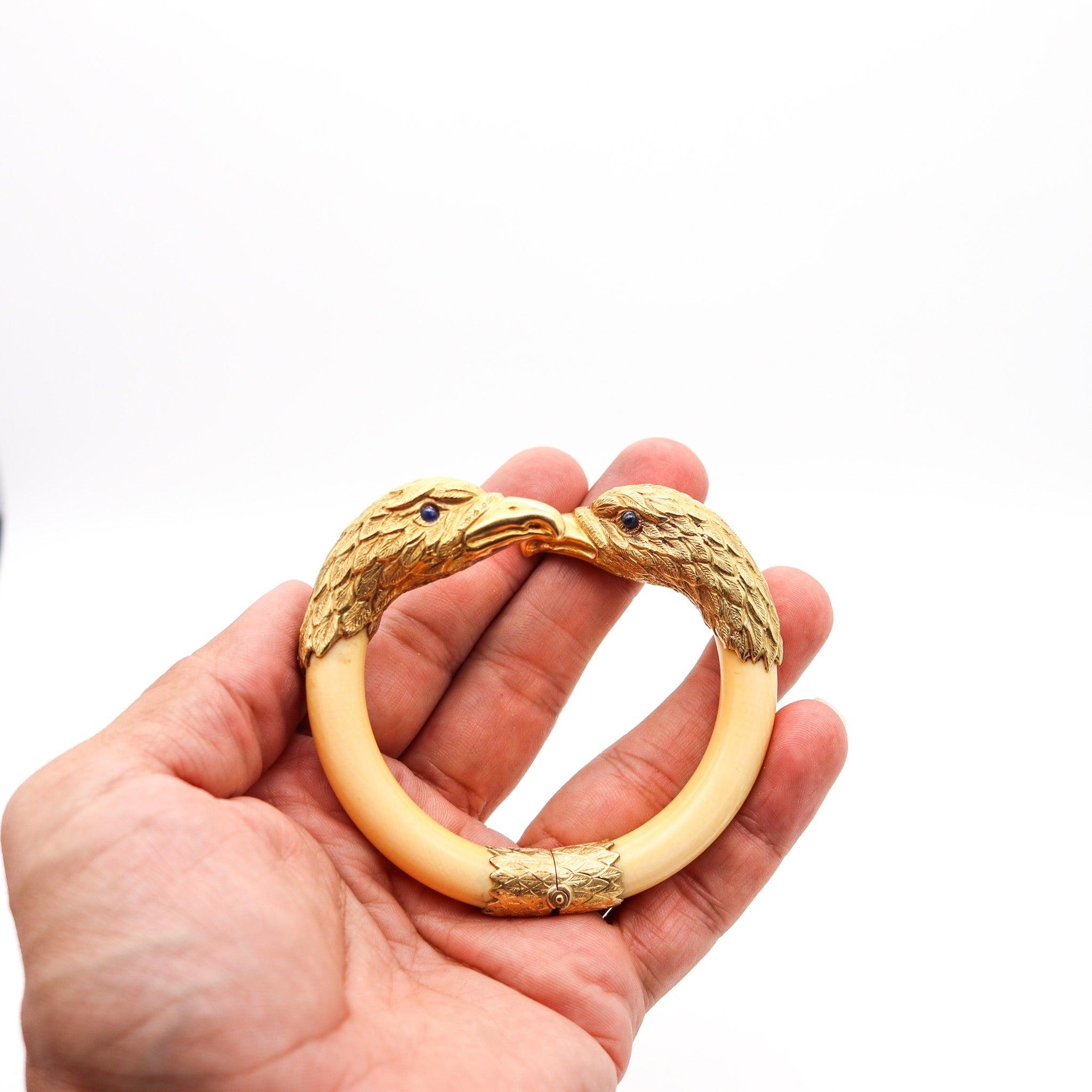 ITALIAN 1950 Eagles Retro Modernist Bracelet In 18Kt Yellow Gold With Sapphires For Sale 6
