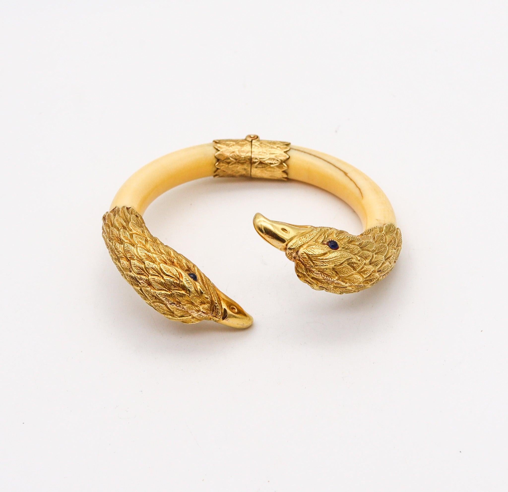 Cabochon ITALIAN 1950 Eagles Retro Modernist Bracelet In 18Kt Yellow Gold With Sapphires For Sale