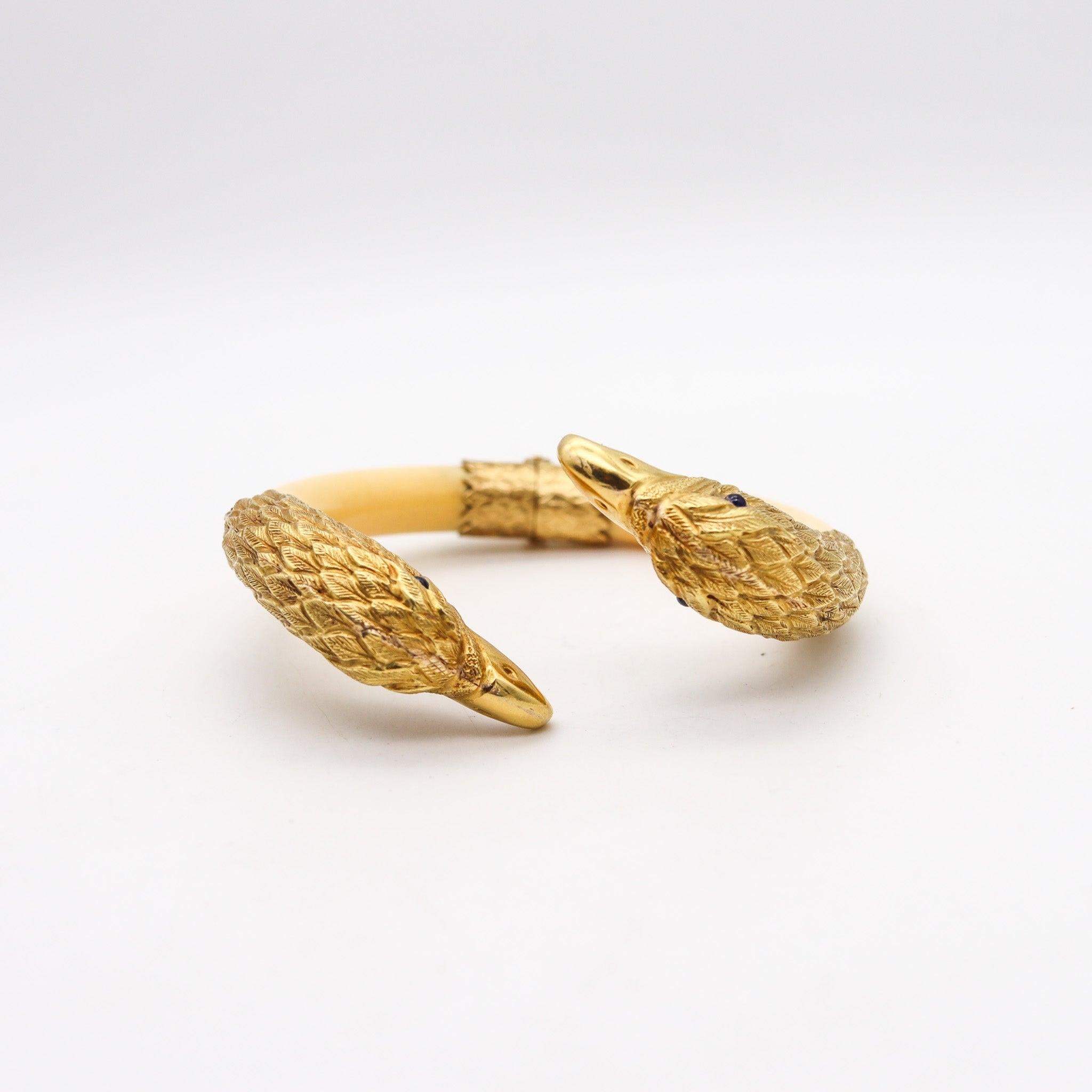 ITALIAN 1950 Eagles Retro Modernist Bracelet In 18Kt Yellow Gold With Sapphires In Good Condition For Sale In Miami, FL