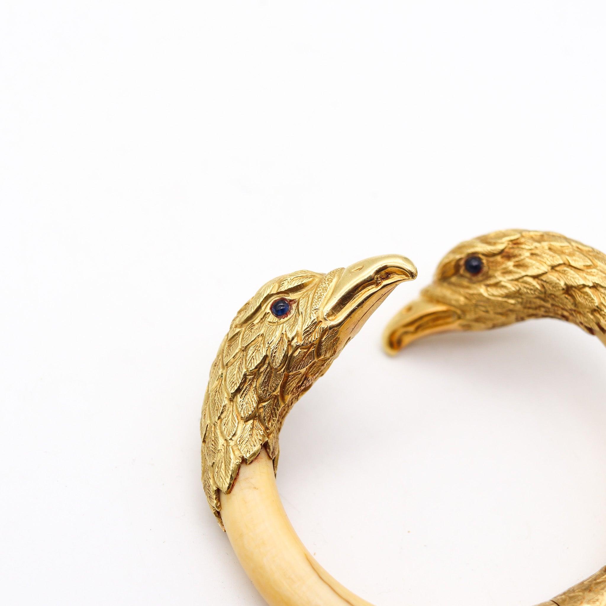 ITALIAN 1950 Eagles Retro Modernist Bracelet In 18Kt Yellow Gold With Sapphires For Sale 1