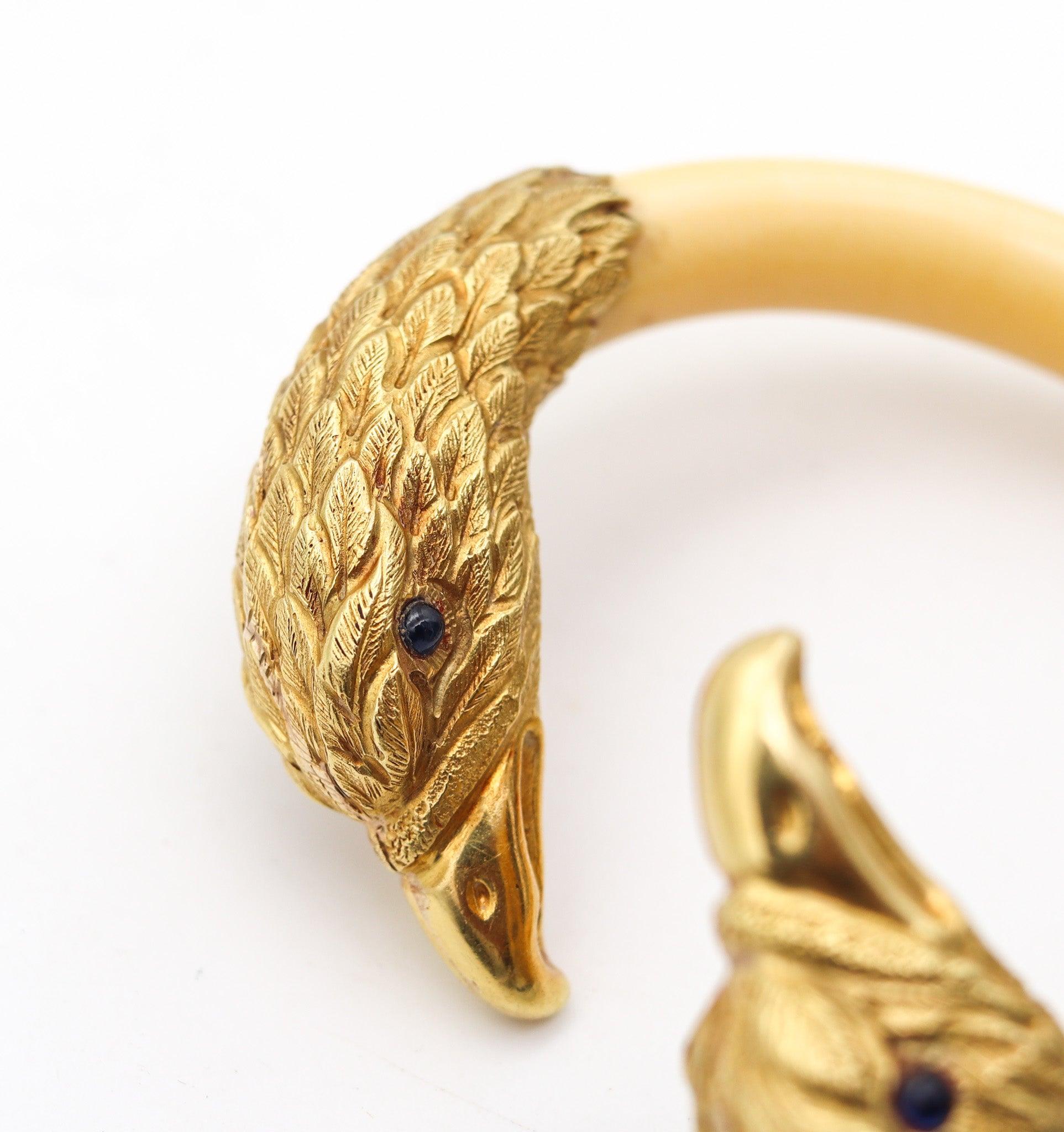 ITALIAN 1950 Eagles Retro Modernist Bracelet In 18Kt Yellow Gold With Sapphires For Sale 3