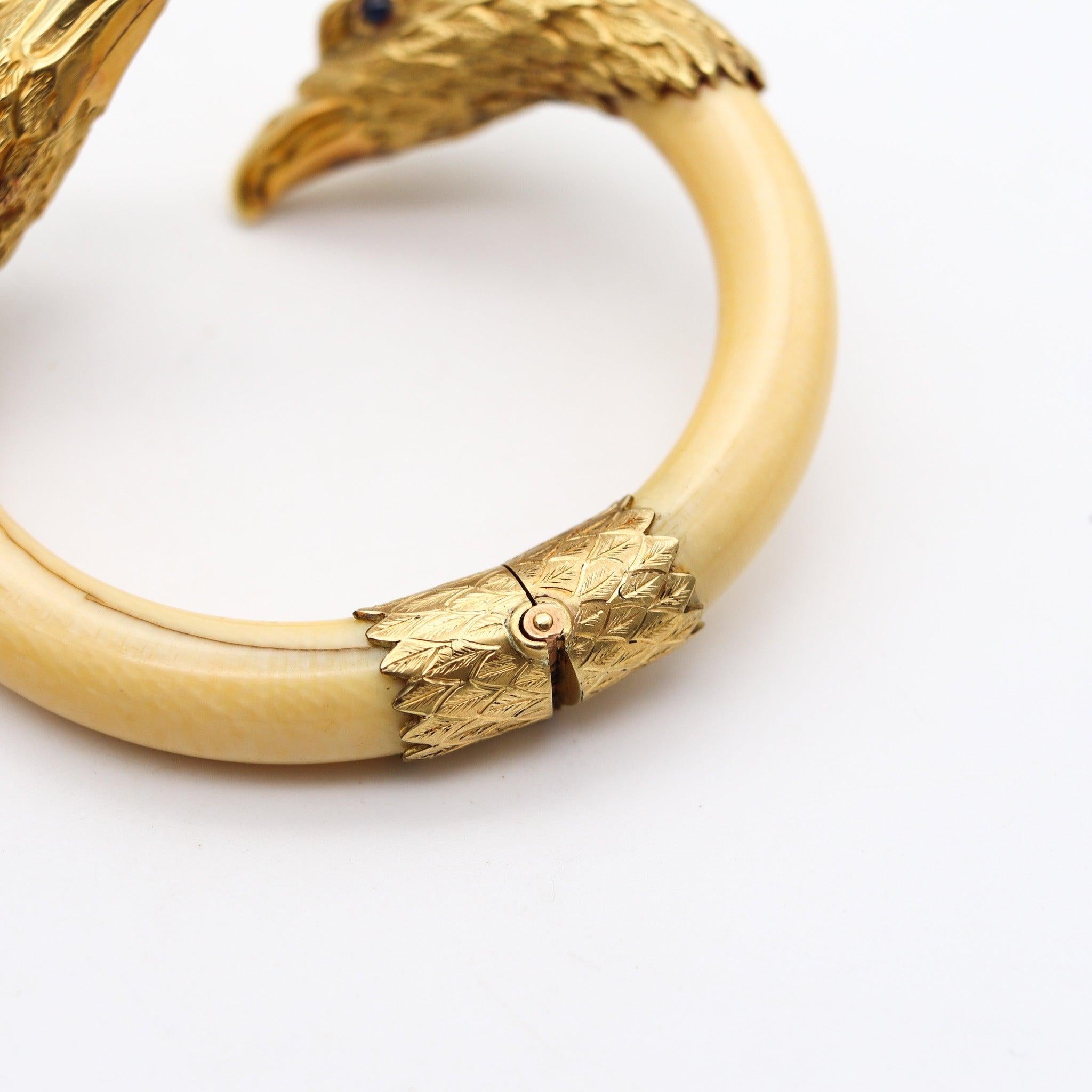 ITALIAN 1950 Eagles Retro Modernist Bracelet In 18Kt Yellow Gold With Sapphires For Sale 4