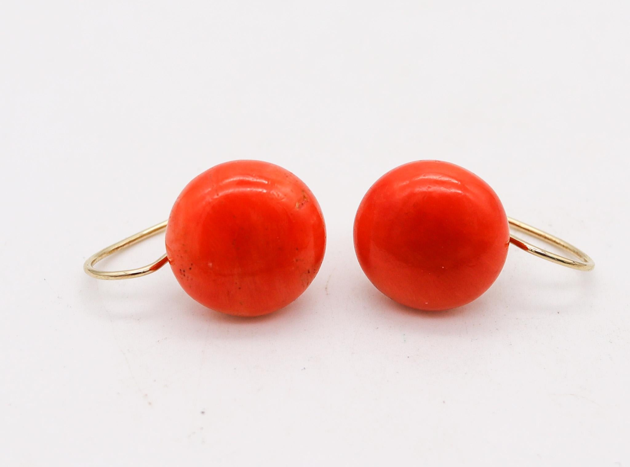 Modernist Italian 1950 Neapolitan Dangle Drop Coral buttons Earrings In I8Kt Yellow Gold For Sale