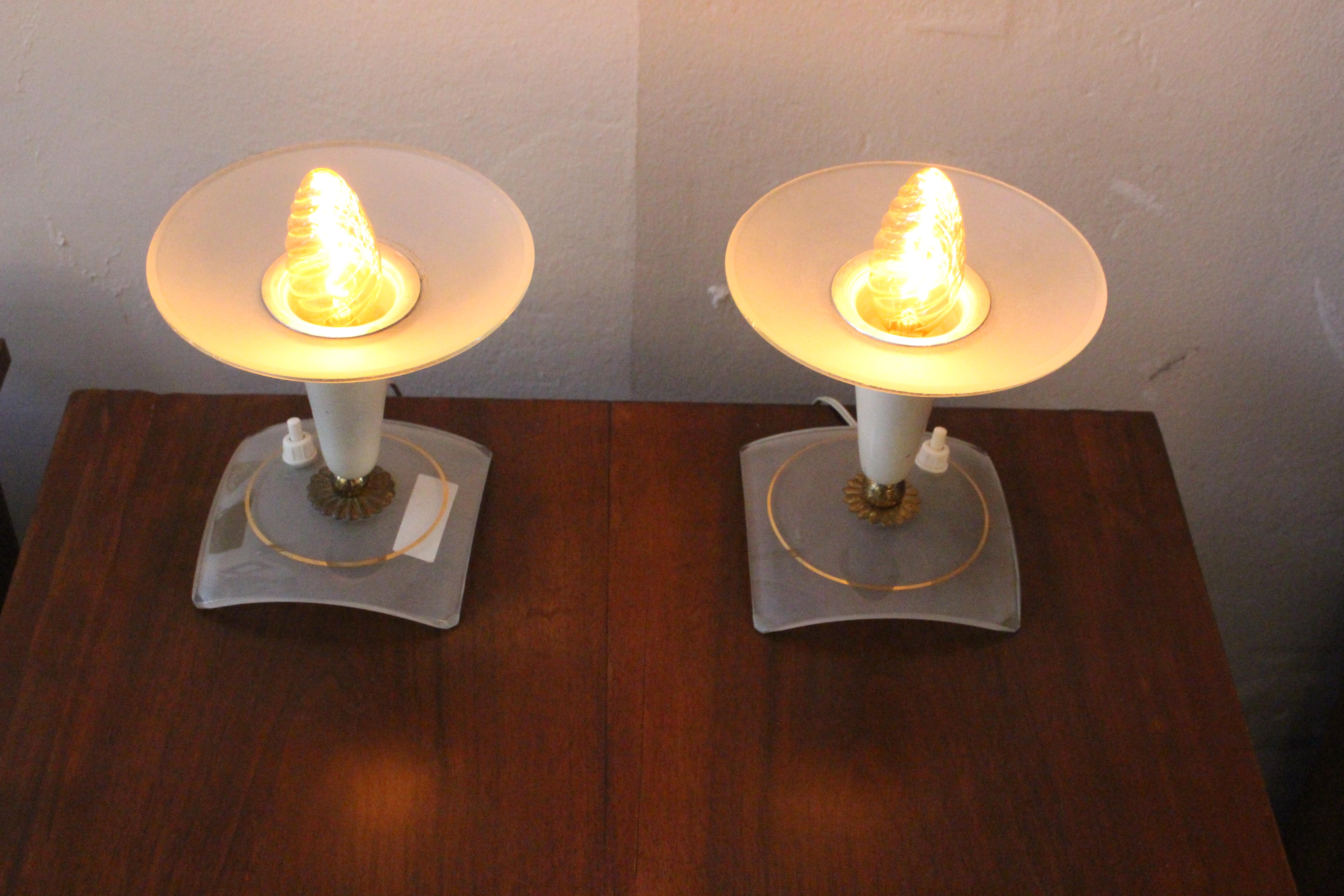 Italienische Lampen von Stilux. Glasschirm, Metall und Messingfuß.