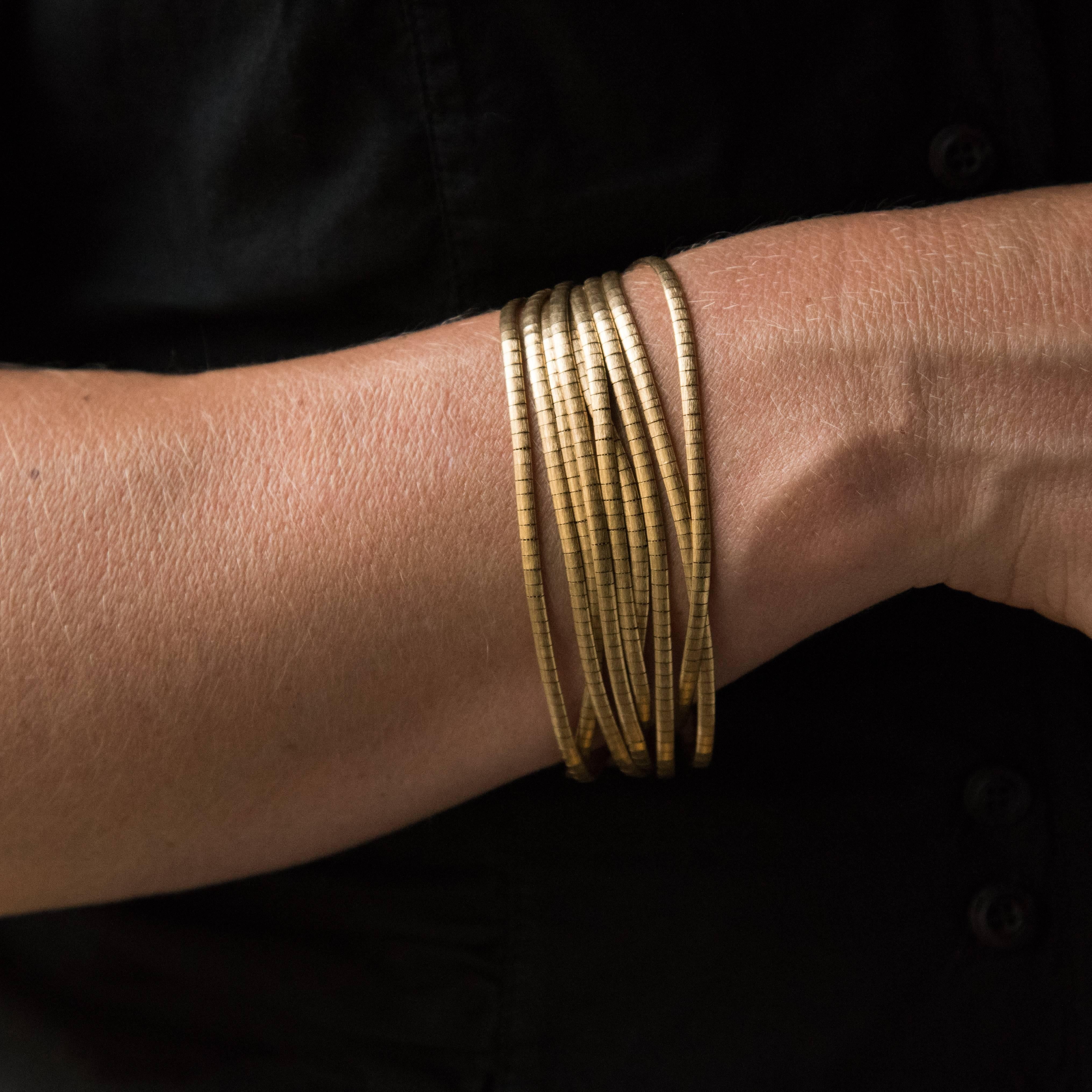 Bracelet in 18 Karats yellow gold.
This vintage bracelet consists of 7 soft satin gold mesh. The clasp is ratchet with 8 security.
Length: 20 cm, width: about 2 cm, thickness: 3.9 cm.
Total weight of the jewel: 54.3 g approximately.
Authentic