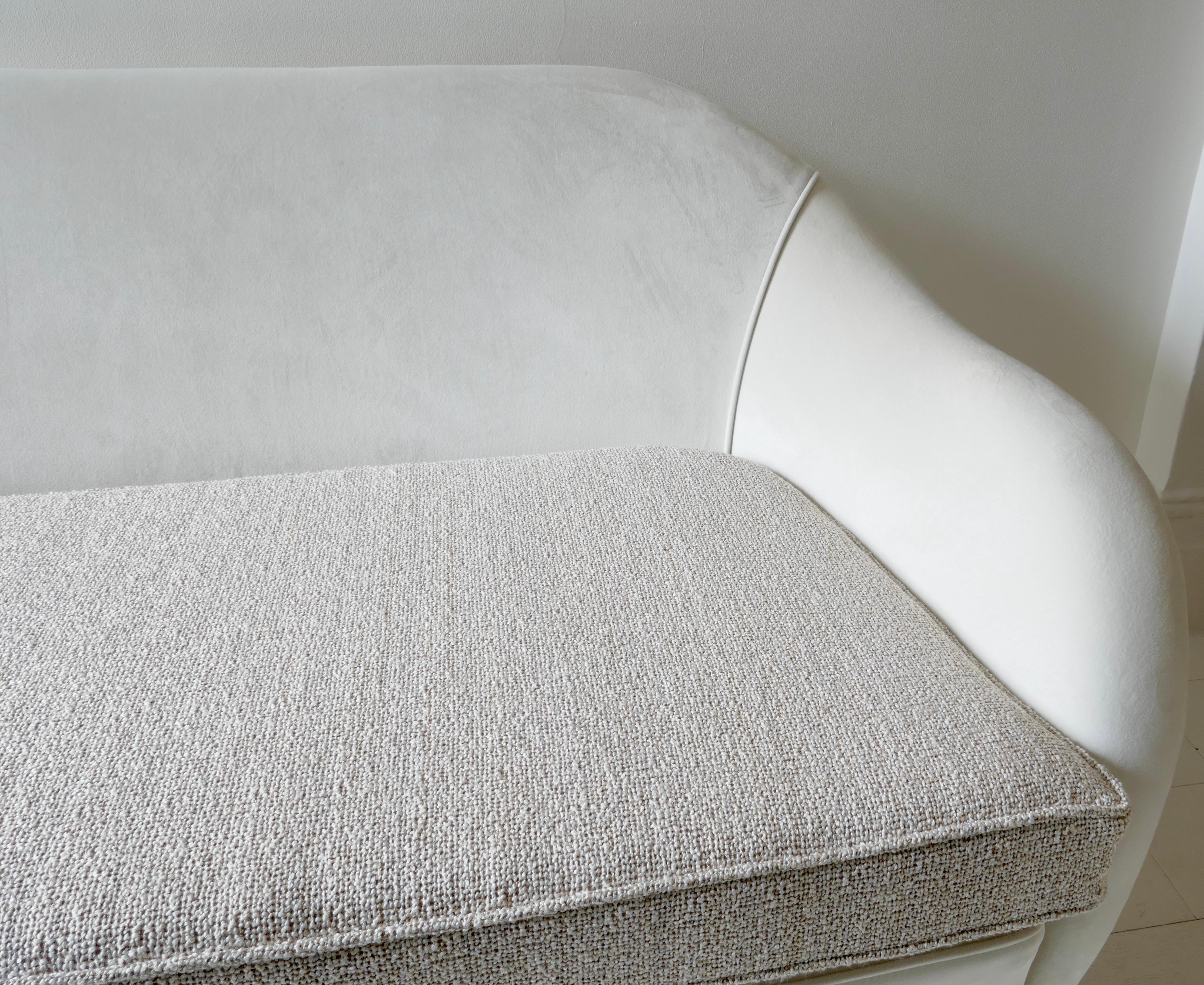 Italienisches Zweisitzer-Sofa, 1950er Jahre, neu gepolstert mit weißem Samt und weißem Boucle für das Sitzkissen und mit Holzbeinen.
Perfekt für ein Wohnzimmer, um zusätzliche Sitzplätze zu schaffen, ohne zu viel Platz zu beanspruchen. Auch ideal