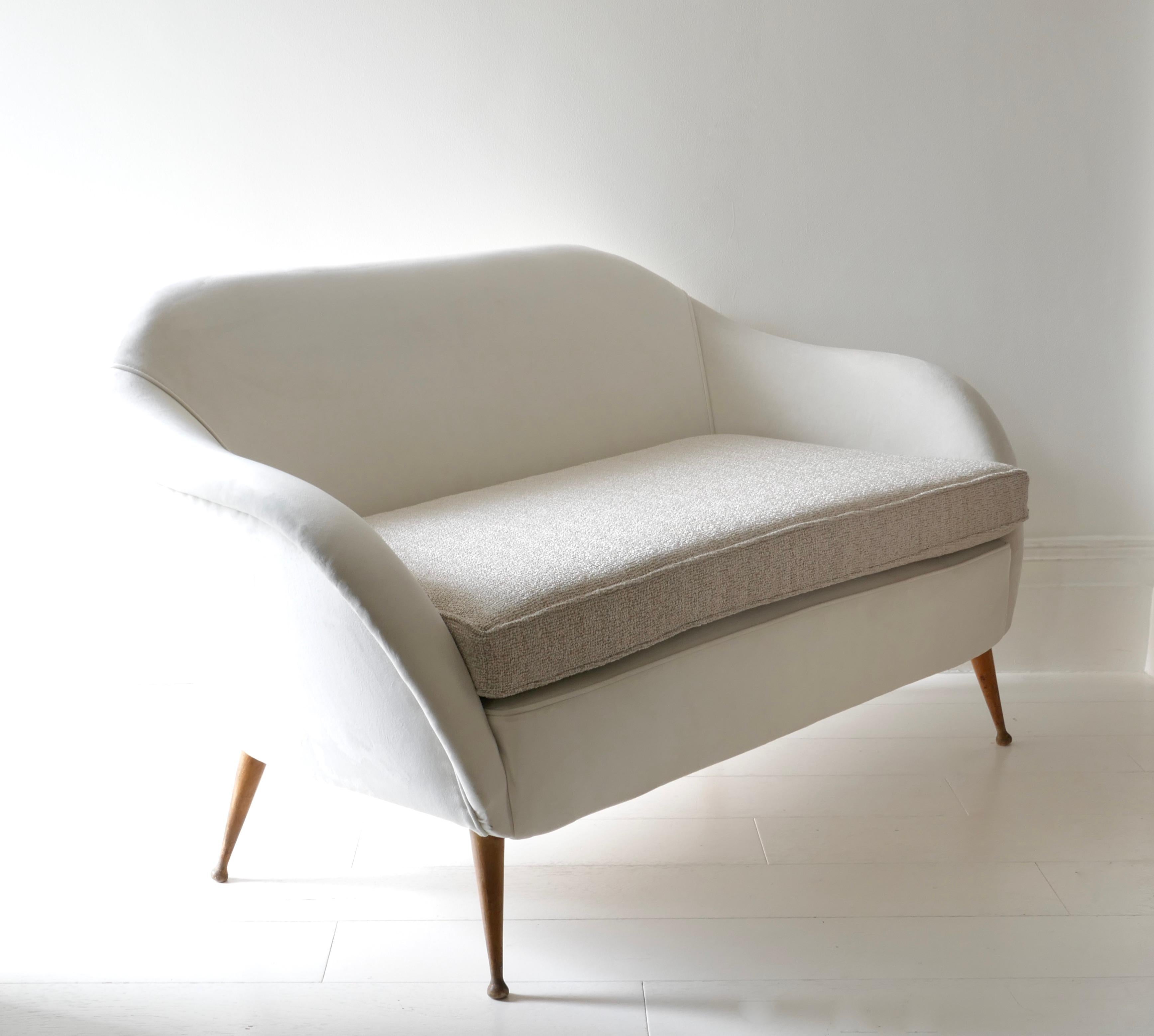 Italienisches 2-Sitzer-Sofa aus den 1950er Jahren, neu gepolstert mit weißem Samt und Sitz aus Bouclé im Zustand „Gut“ im Angebot in London, GB