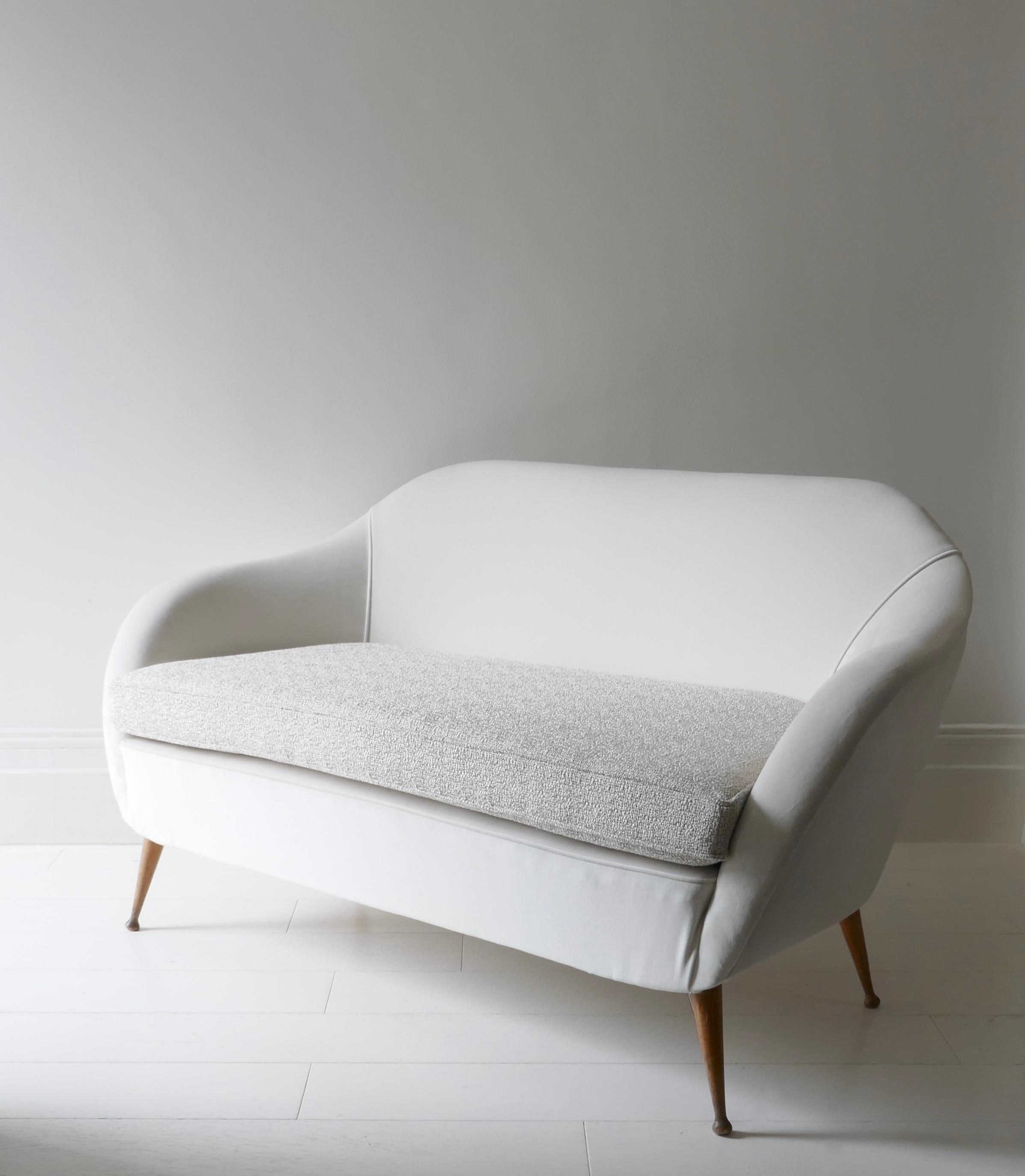 Italienisches 2-Sitzer-Sofa aus den 1950er Jahren, neu gepolstert mit weißem Samt und Sitz aus Bouclé im Angebot 2