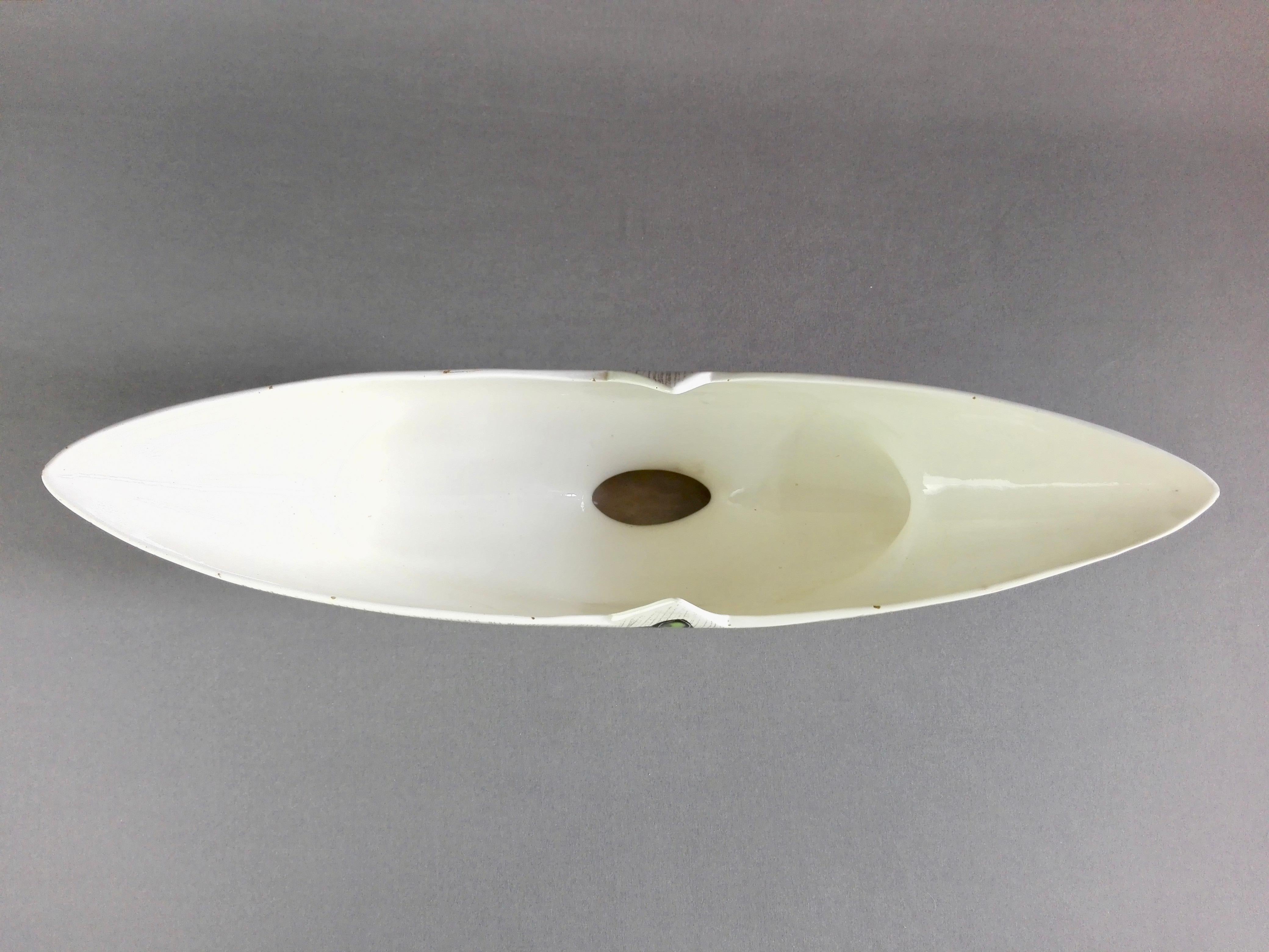 Vase en céramique blanche italienne des années 1960 avec figure de sgraffite émaillé multicolore en vente 2
