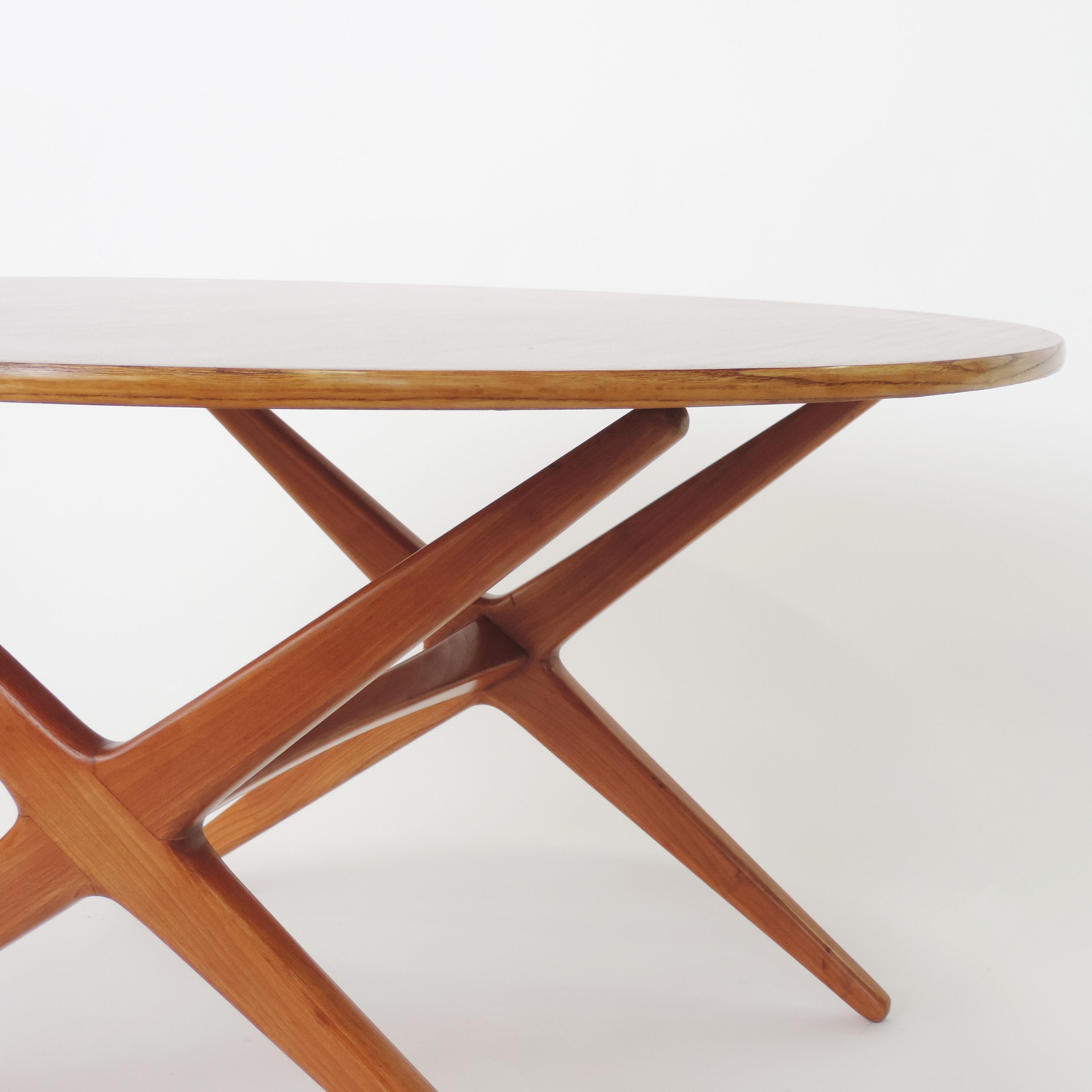 Table de salle à manger / table basse ajustable italienne des années 1950, attribuée à Ico Parisi.
Mesures : Diamètre : 100 cm.
Table basse de 57 cm de hauteur.
Hauteur de la table à manger 73cm.
