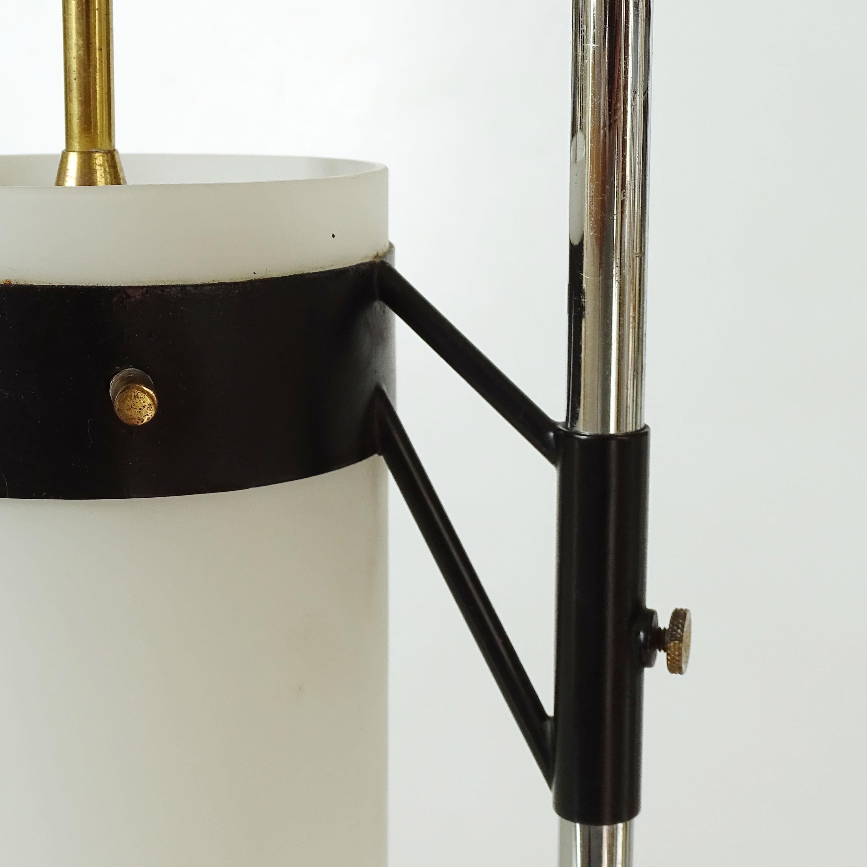 Mid-Century Modern Italian 1950s adjustable prototype table lamp in brass and chrome For Sale