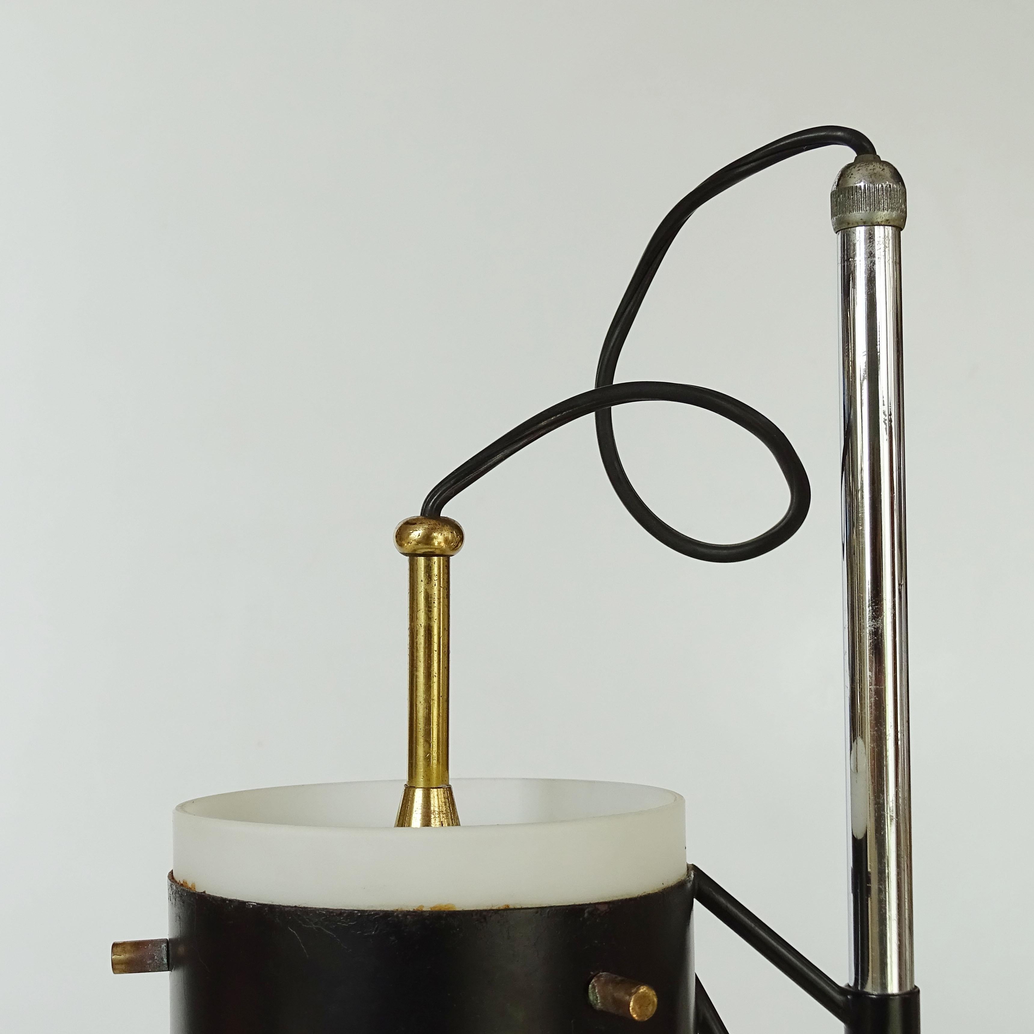 Italian 1950s adjustable prototype table lamp in brass and chrome In Good Condition For Sale In Milan, IT
