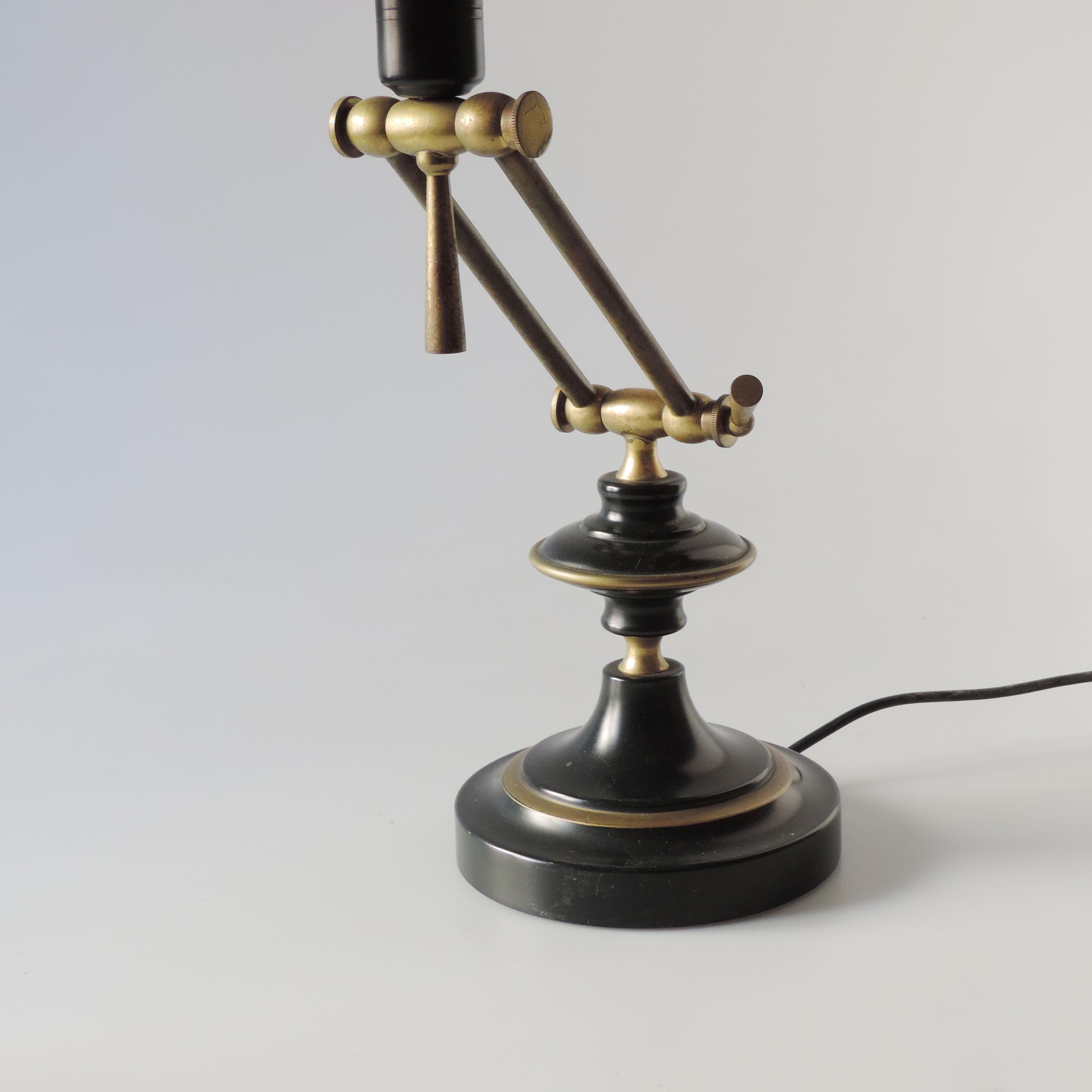 Mid-Century Modern Lampe de bureau italienne réglable des années 1950 en laiton en vente
