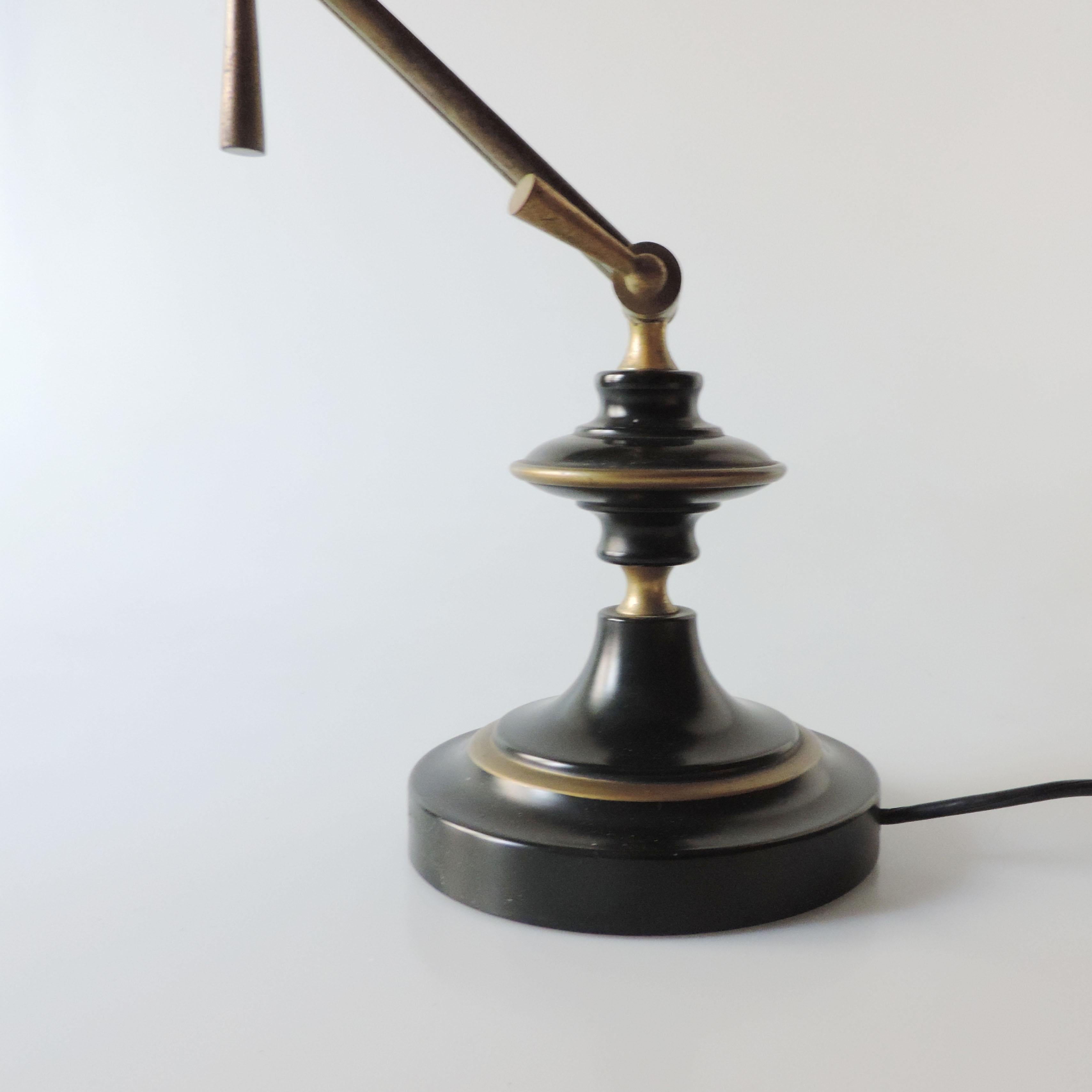 Milieu du XXe siècle Lampe de bureau italienne réglable des années 1950 en laiton en vente