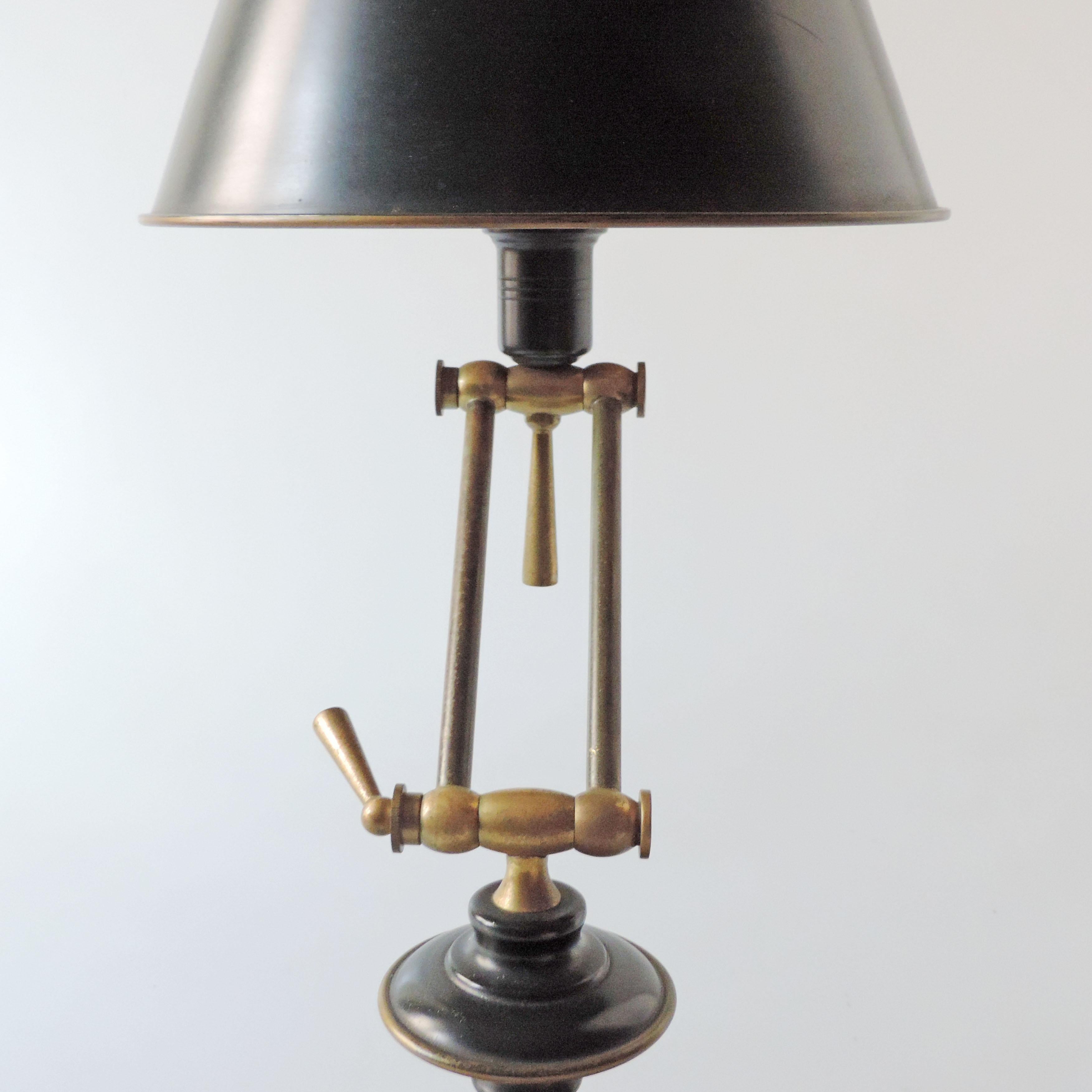 Laiton Lampe de bureau italienne réglable des années 1950 en laiton en vente