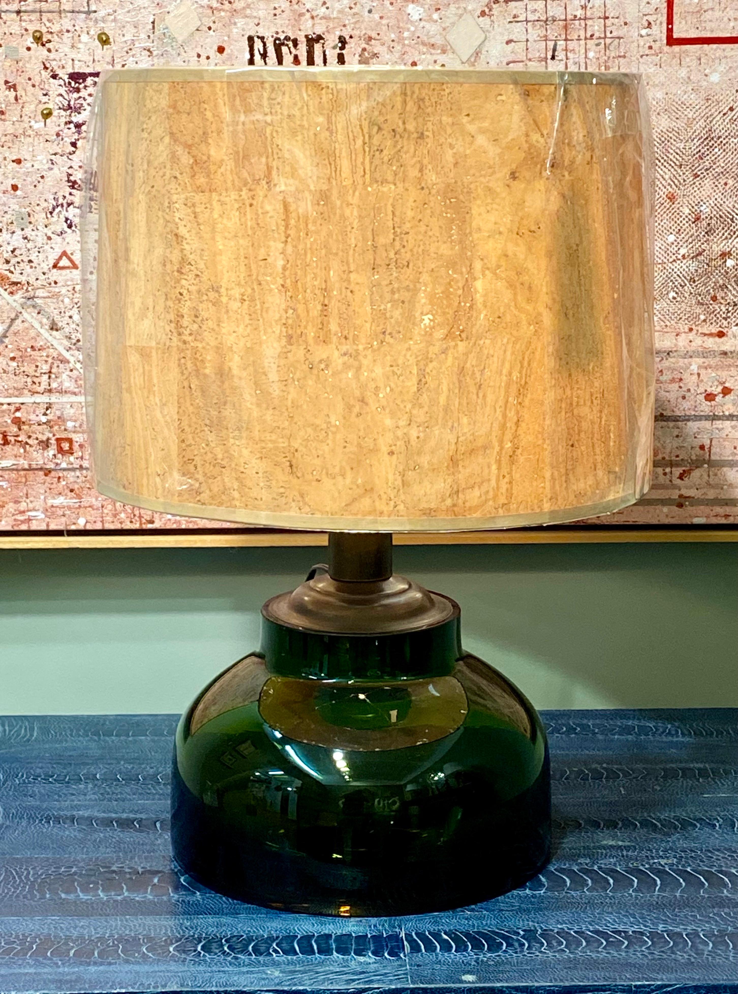Questa lampada vintage degli anni '50-'60 attribuita alla vetreria italiana Seguso combina un elegante vetro soffiato e una base in metallo con patina di bronzo, tipica del design di metà secolo. Lo stile summerso del vetro stratificato è