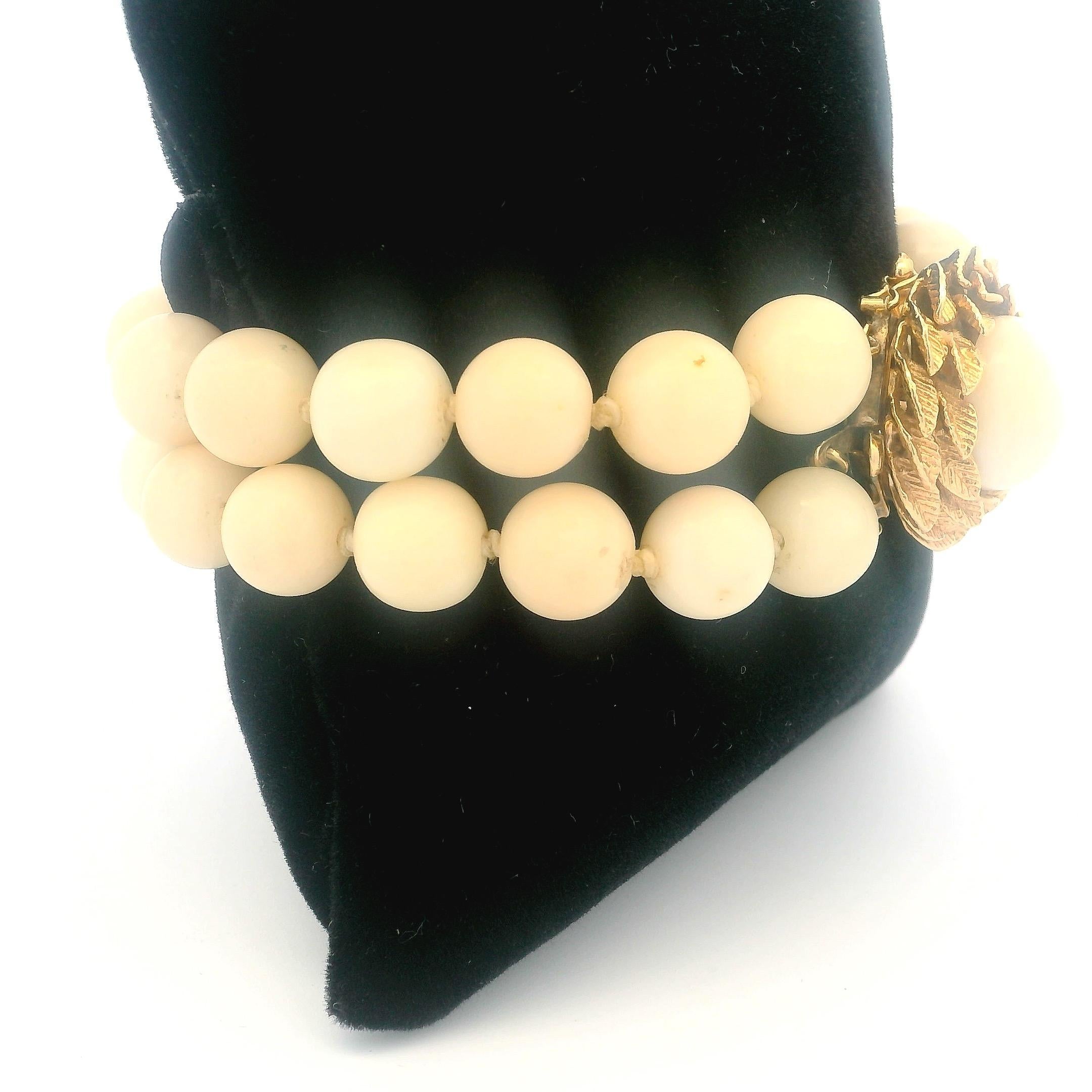 Pulsera italiana de doble vuelta de coral piel de ángel de los años 50 con cabujón de coral de oro de 14 quilates en venta 4