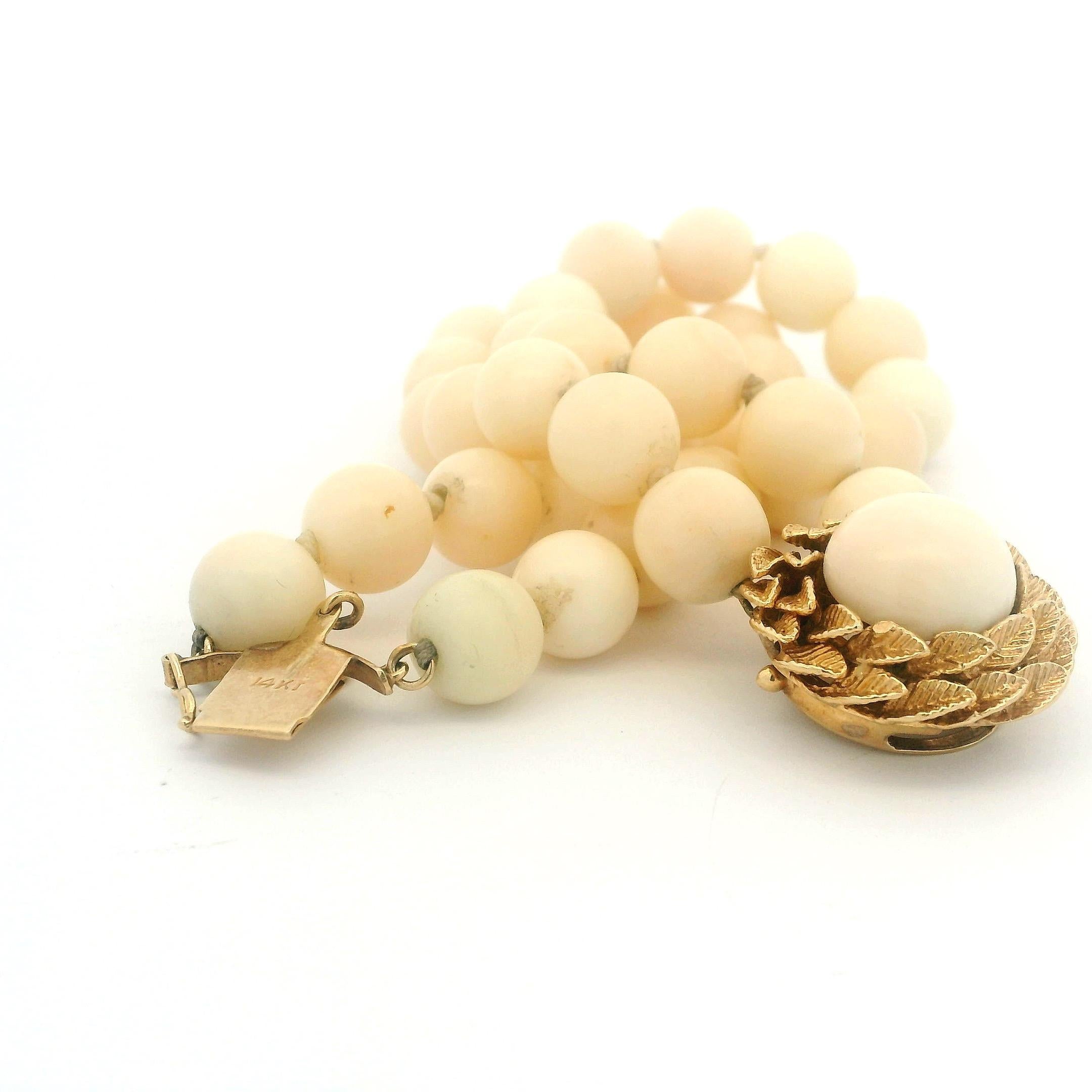 Pulsera italiana de doble vuelta de coral piel de ángel de los años 50 con cabujón de coral de oro de 14 quilates en venta 5