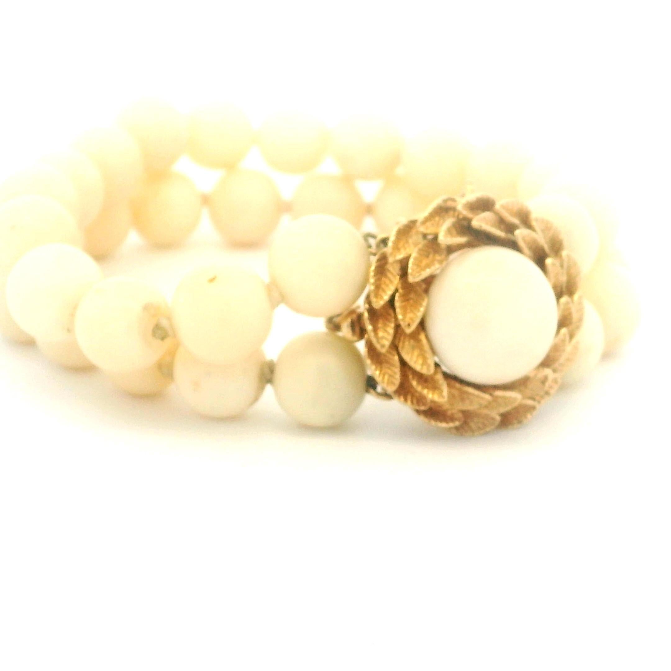 Pulsera italiana de doble vuelta de coral piel de ángel de los años 50 con cabujón de coral de oro de 14 quilates Romántico en venta