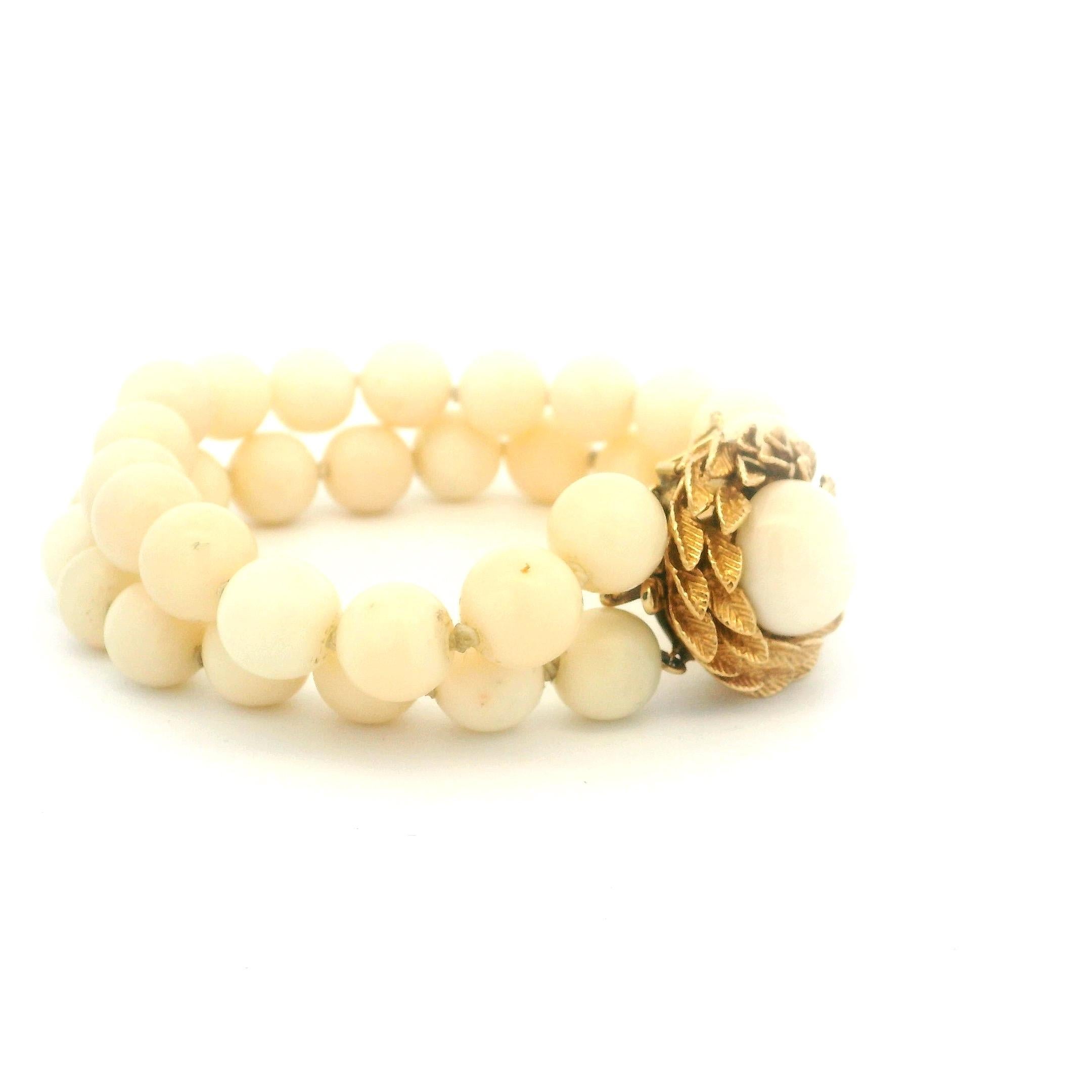 Pulsera italiana de doble vuelta de coral piel de ángel de los años 50 con cabujón de coral de oro de 14 quilates Cabujón en venta