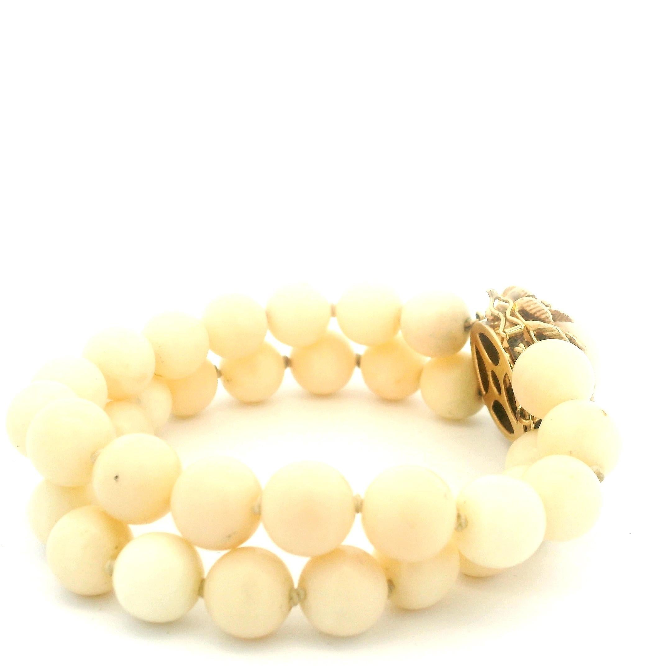 Pulsera italiana de doble vuelta de coral piel de ángel de los años 50 con cabujón de coral de oro de 14 quilates en Excelente estado para la venta en Miami, FL