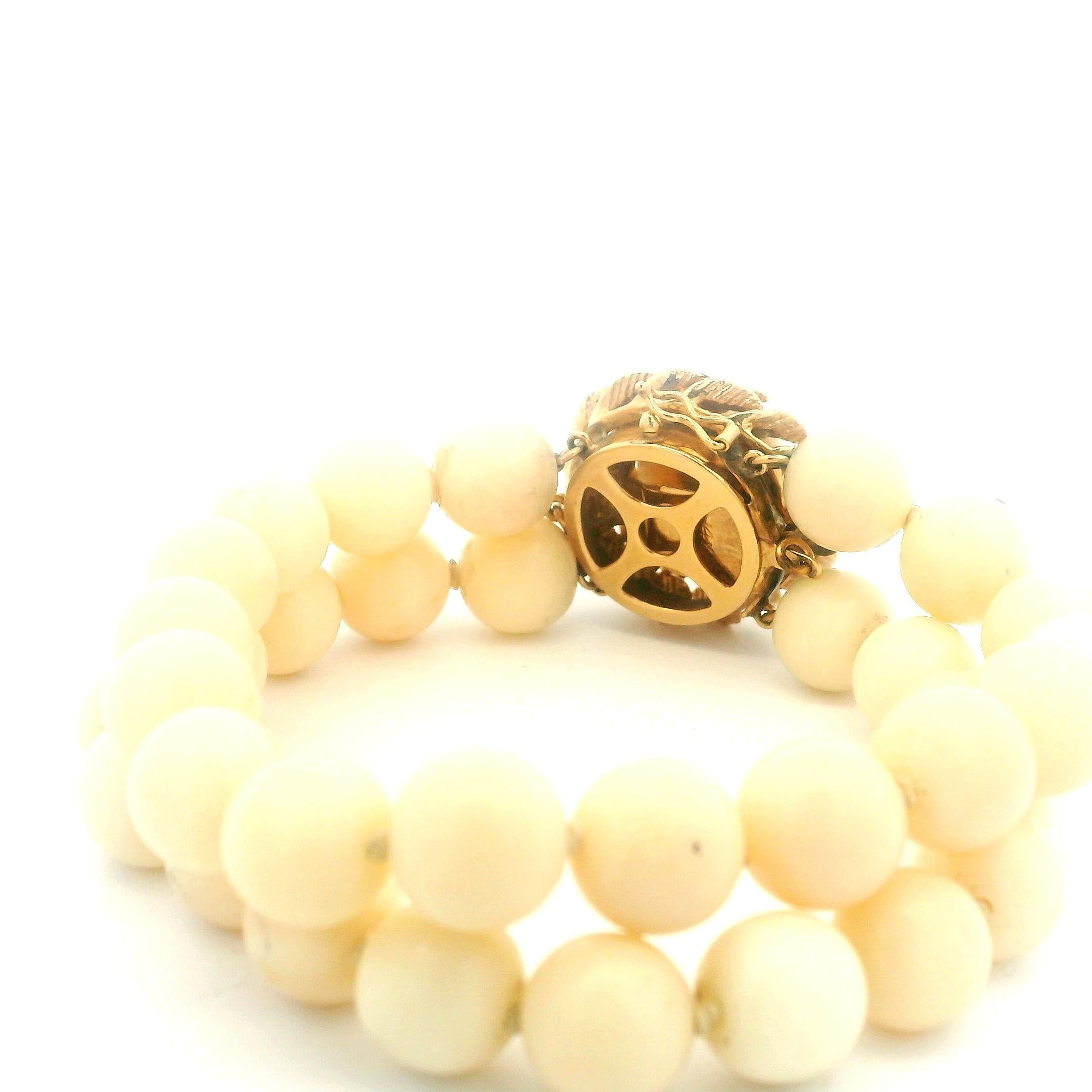 Femenino o masculino Pulsera italiana de doble vuelta de coral piel de ángel de los años 50 con cabujón de coral de oro de 14 quilates en venta