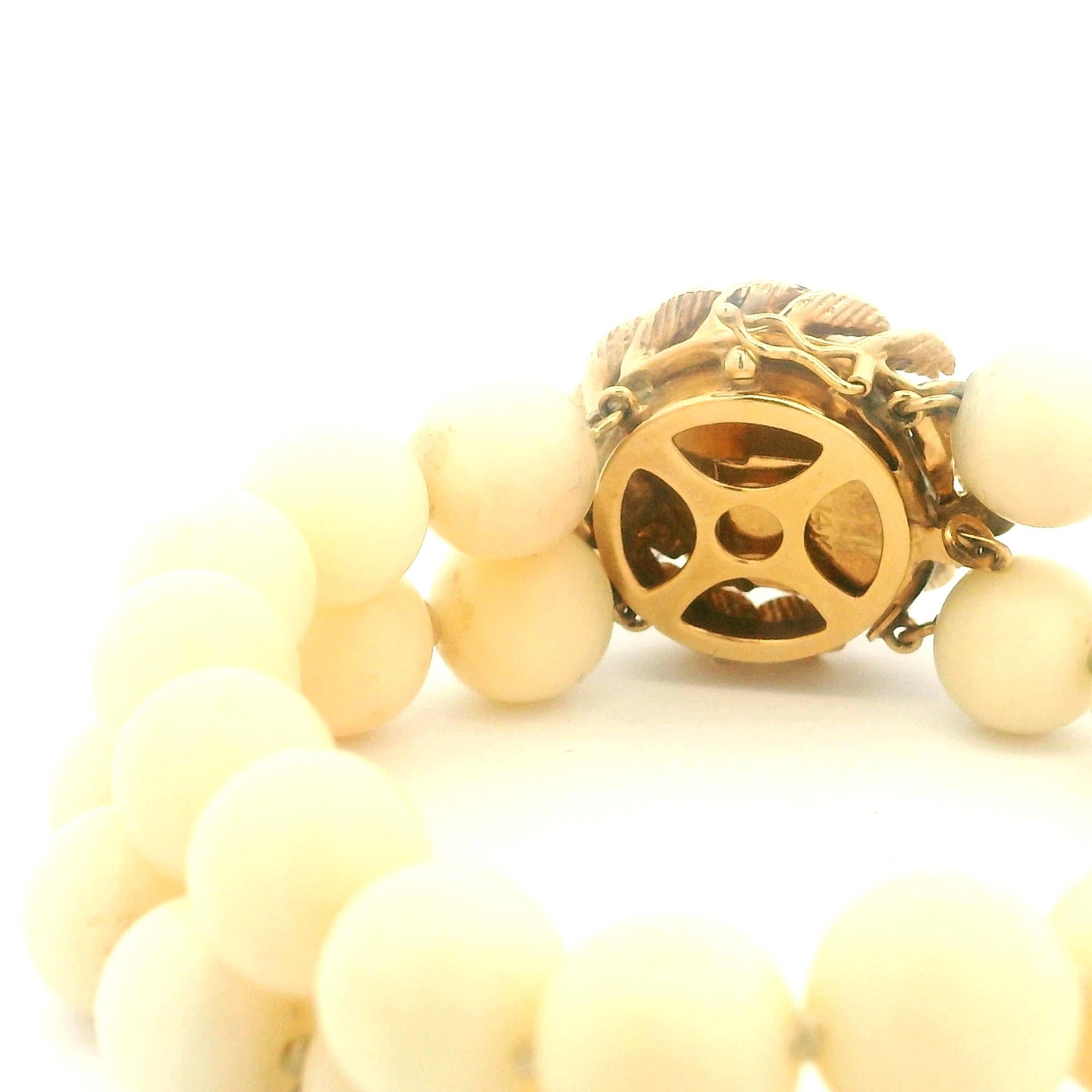 Pulsera italiana de doble vuelta de coral piel de ángel de los años 50 con cabujón de coral de oro de 14 quilates en venta 1