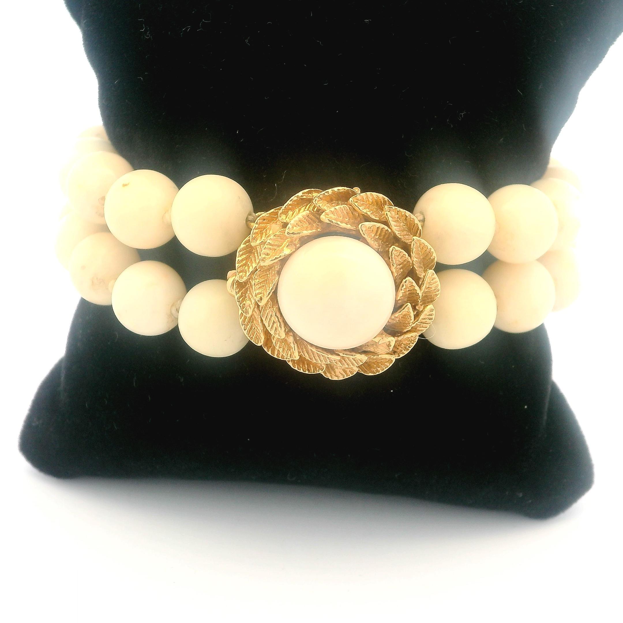 Pulsera italiana de doble vuelta de coral piel de ángel de los años 50 con cabujón de coral de oro de 14 quilates en venta 2