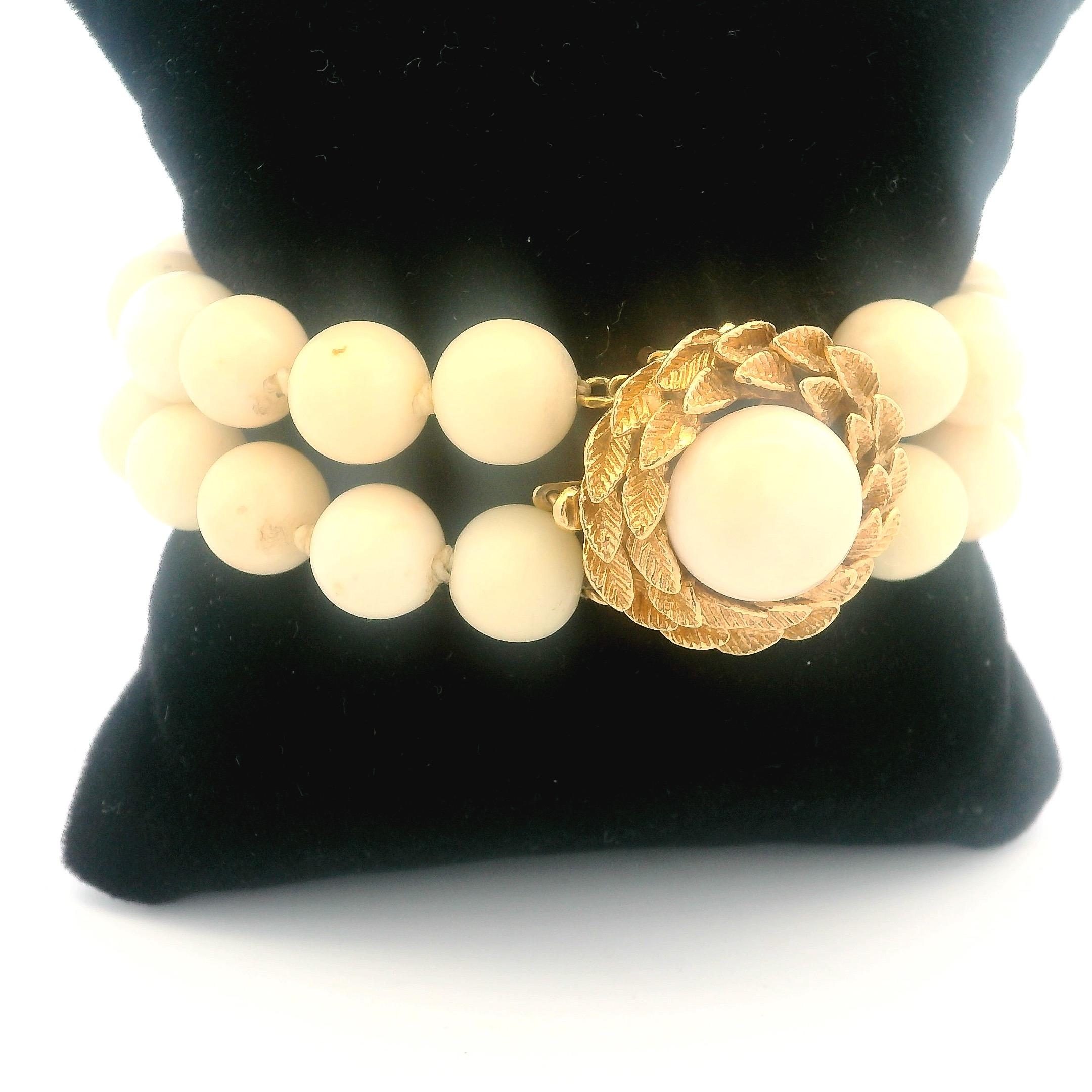 Pulsera italiana de doble vuelta de coral piel de ángel de los años 50 con cabujón de coral de oro de 14 quilates en venta 3