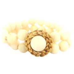 Bracelet double en corail peau d'ange italien des années 1950 avec cabochon en corail en or 14K