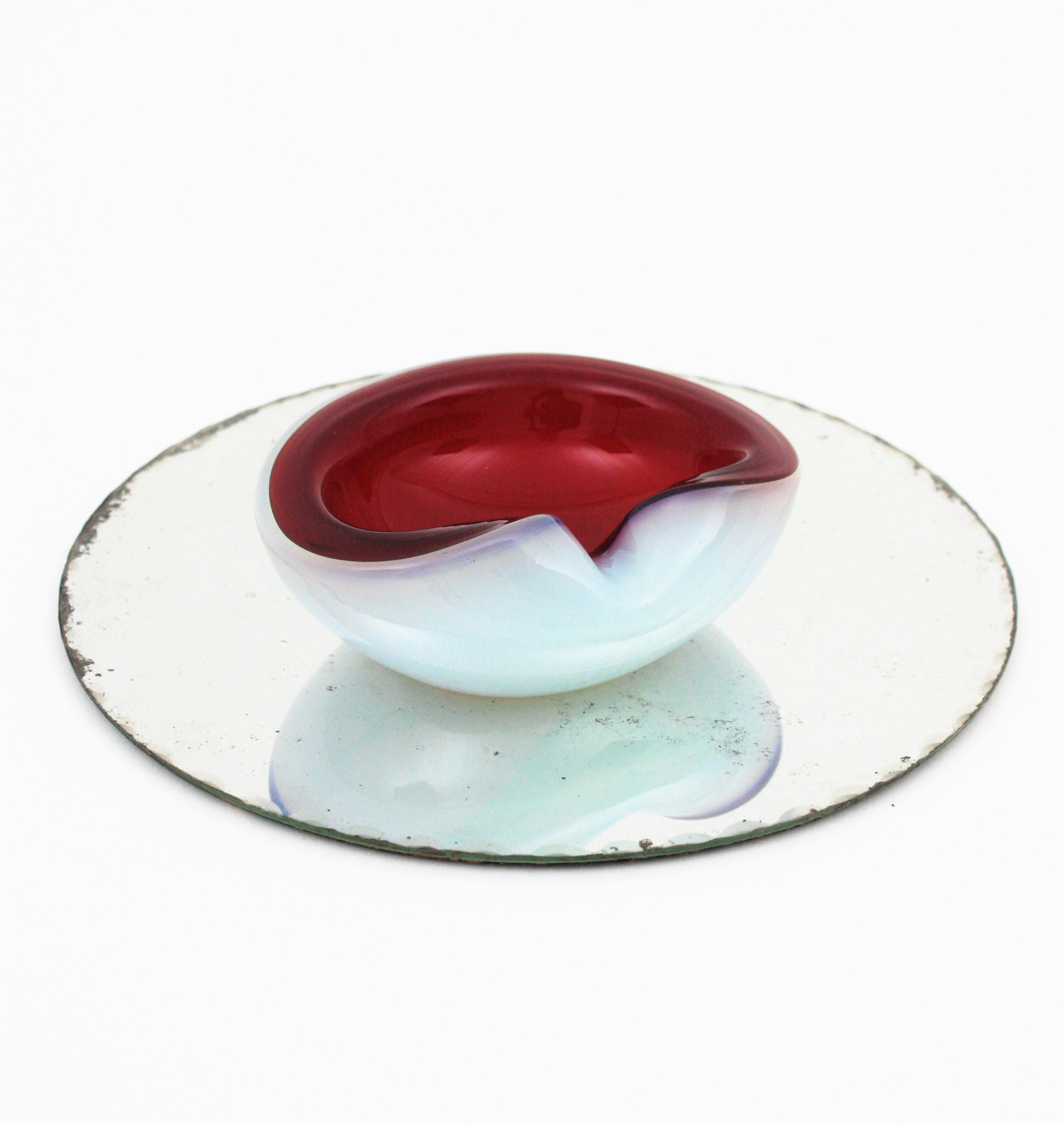 Italian 1950s Archimede Seguso Opal White and Red Alabastro Geode Glass Bowl In Excellent Condition In Barcelona, ES