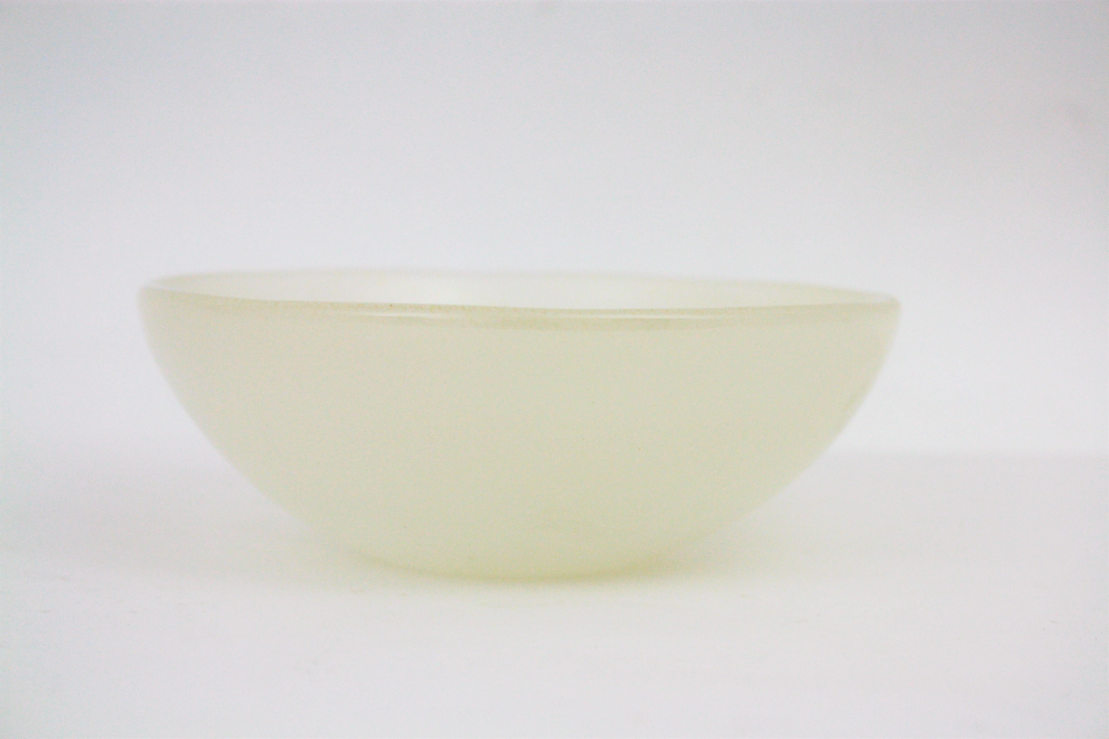 Archimede Seguso Murano White Alabastro Glass Bowl with Gold Dust, Italy, 1950s For Sale 7